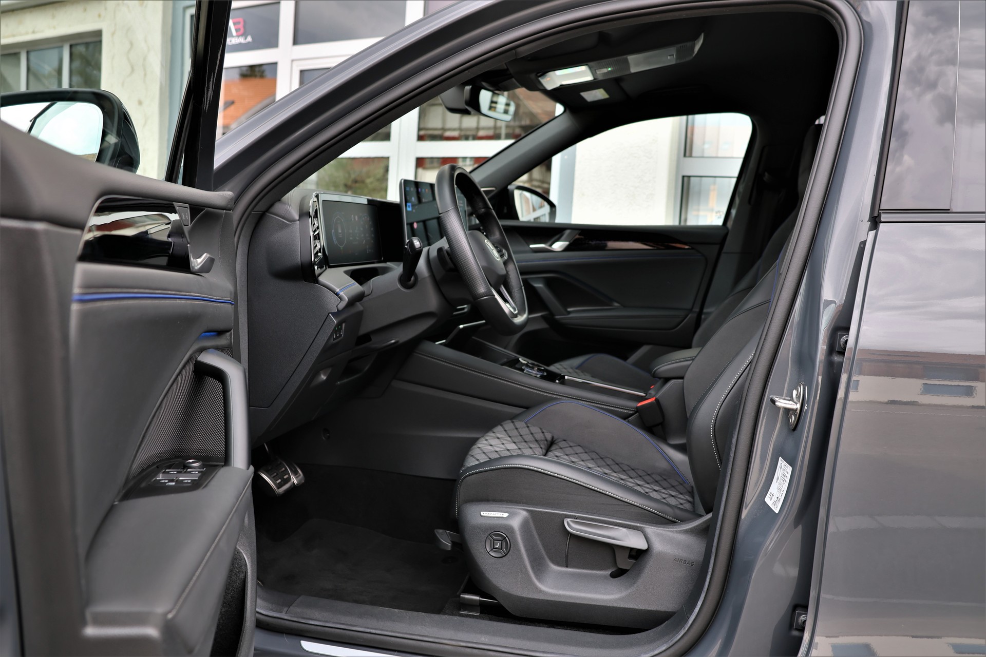 VW Tiguan 2.0 TDI SCR United 4Motion DSG R-Line (CH) + 2.5T AHK-image-8
