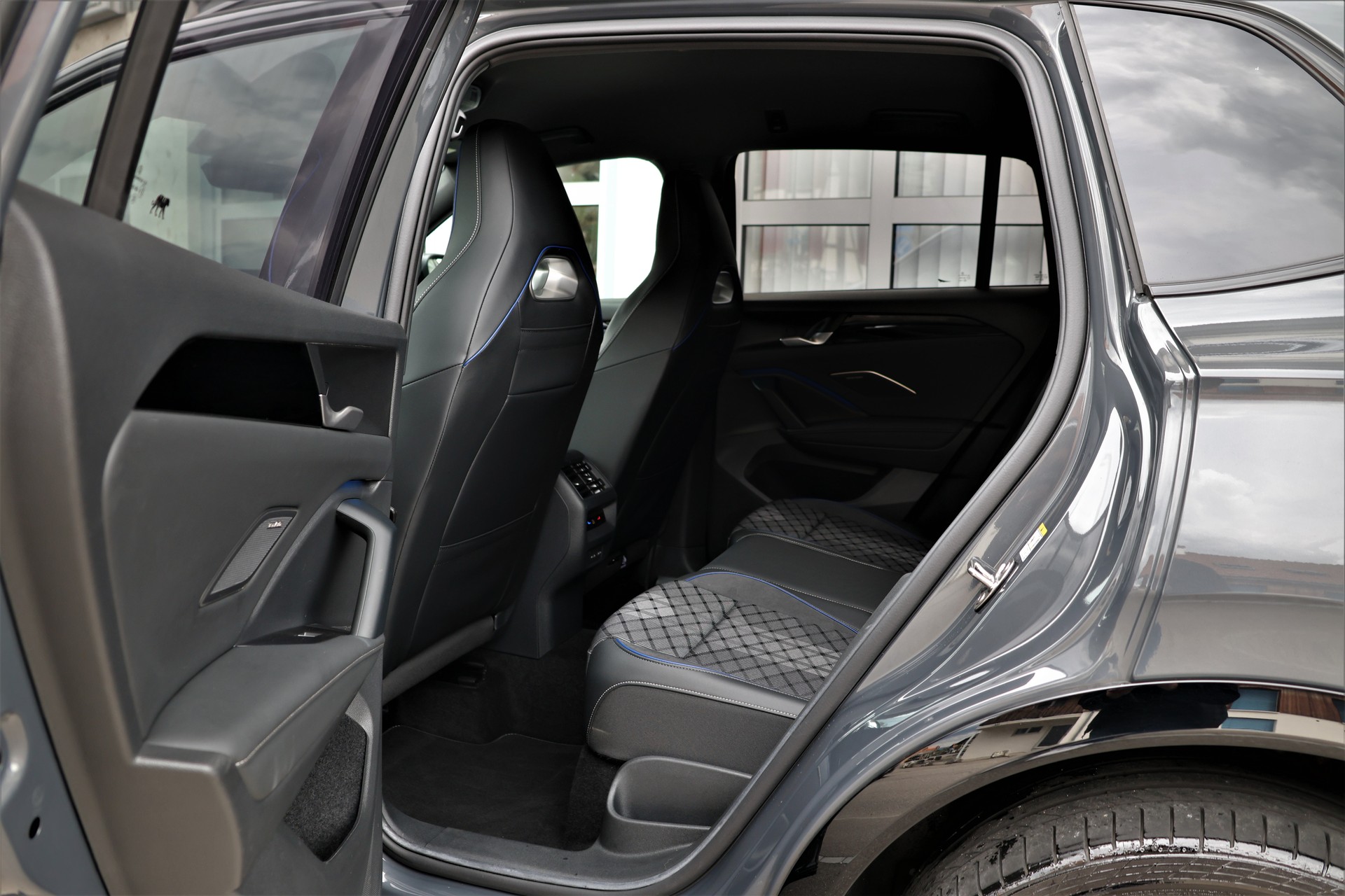 VW Tiguan 2.0 TDI SCR United 4Motion DSG R-Line (CH) + 2.5T AHK-image-12