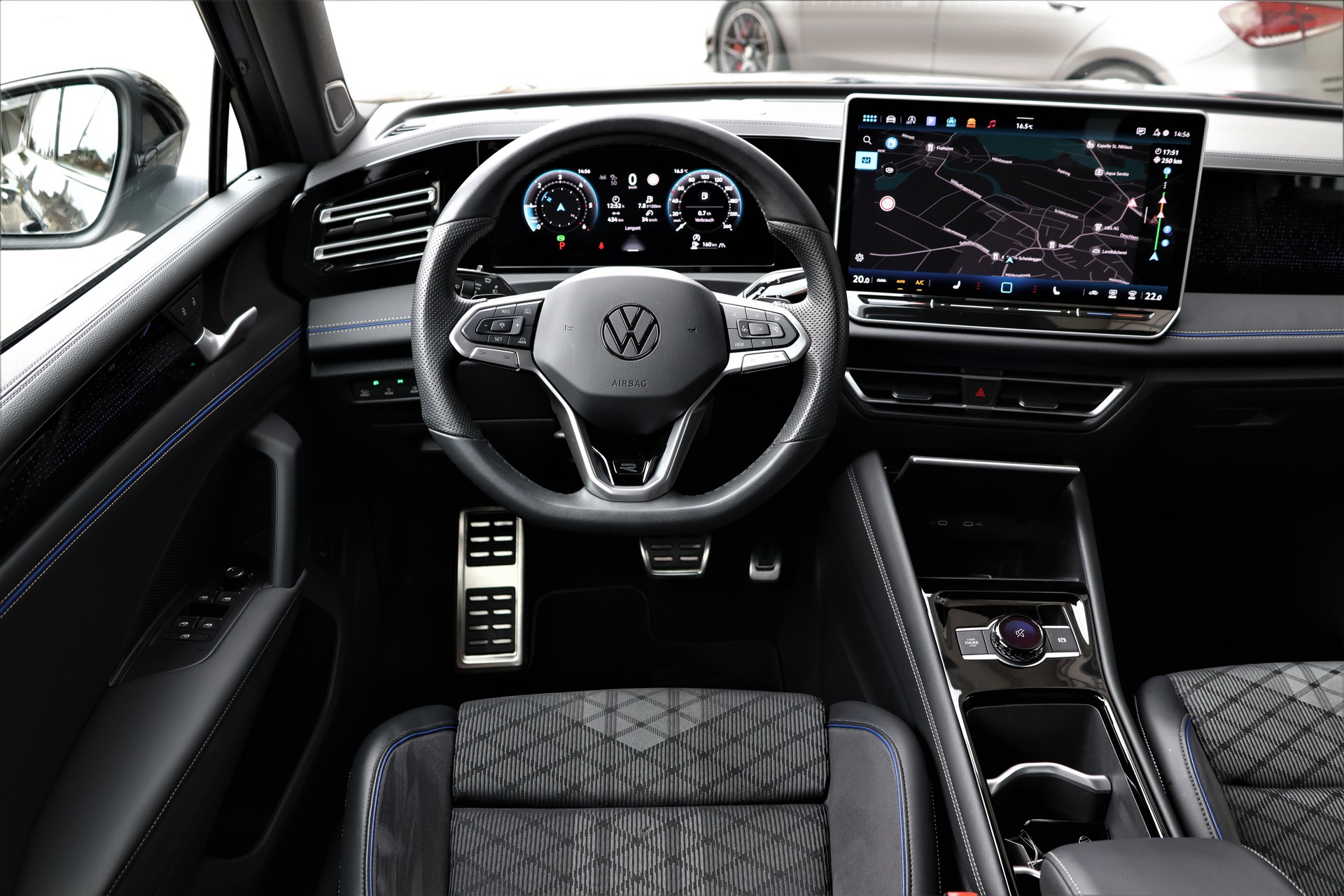 VW Tiguan 2.0 TDI SCR United 4Motion DSG R-Line (CH) + 2.5T AHK-image-13