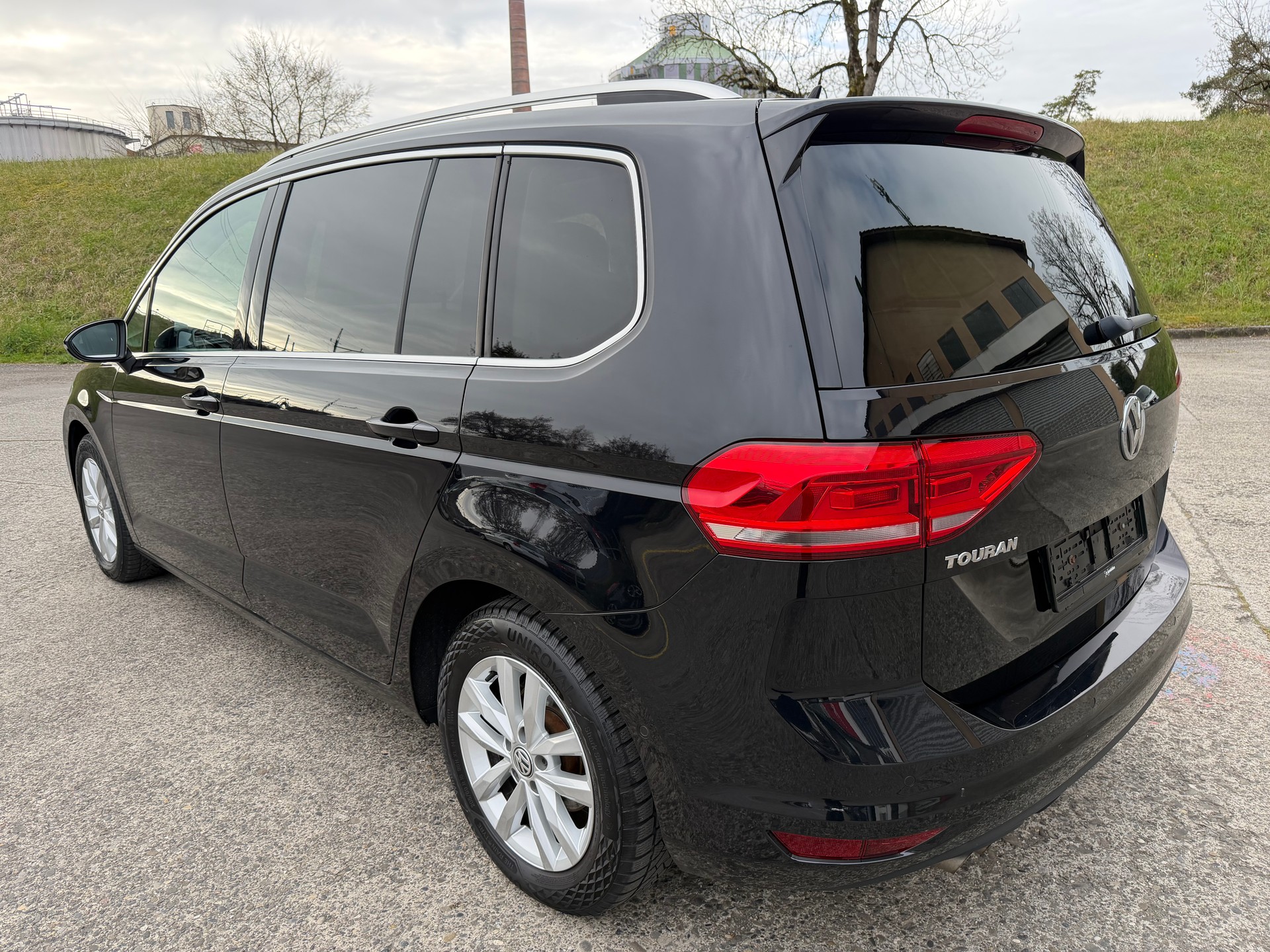 VW Touran 2.0 TDI BlueMotion Technology Highline DSG-image-2
