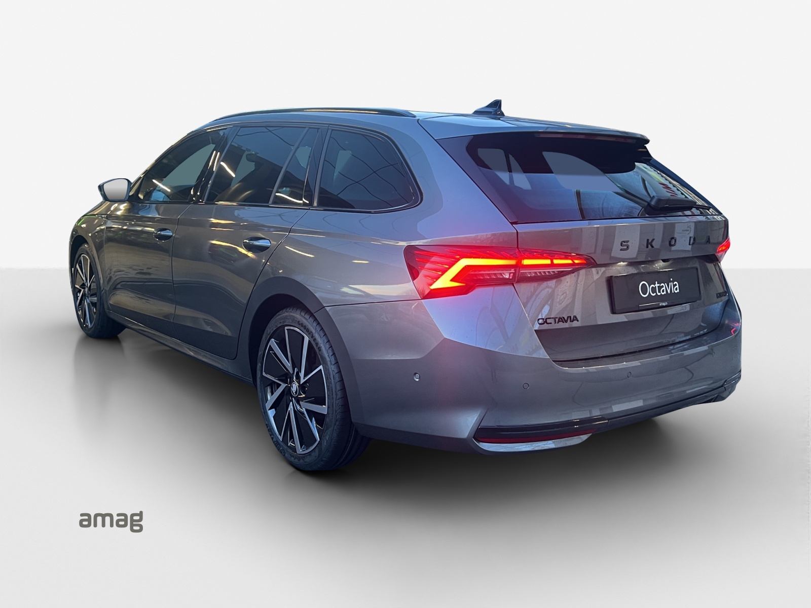 SKODA Octavia Combi 2.0 TSI DSG Sport Line 4x4-image-2