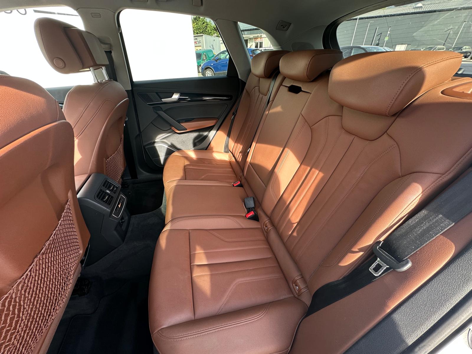 AUDI Q5 40 TDI Black Edition quattro S-tronic-image-9