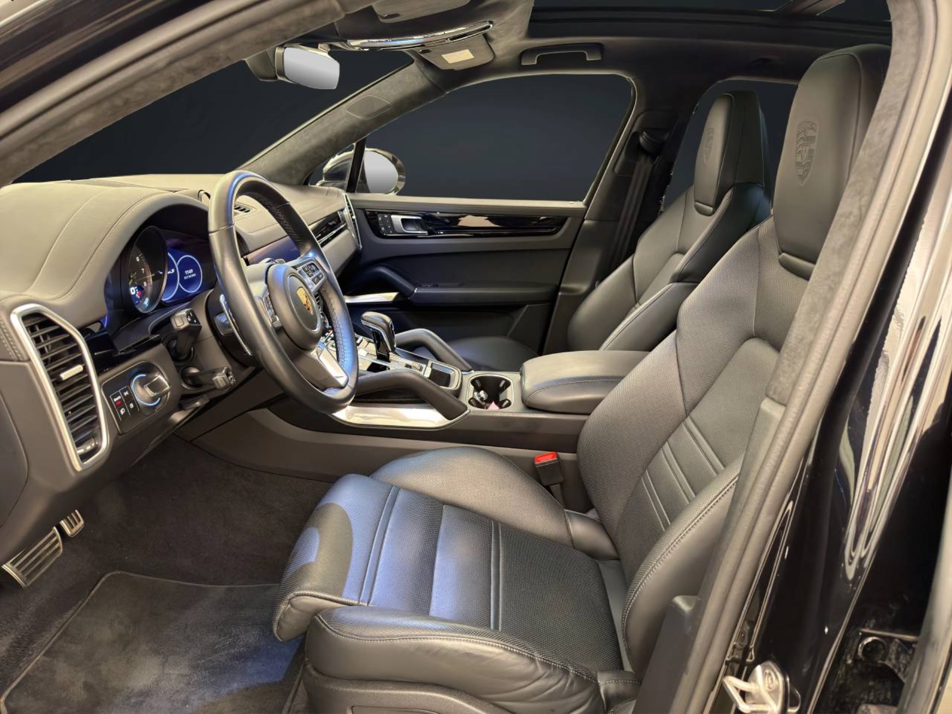 PORSCHE Cayenne Turbo S E-Hybrid-image-4