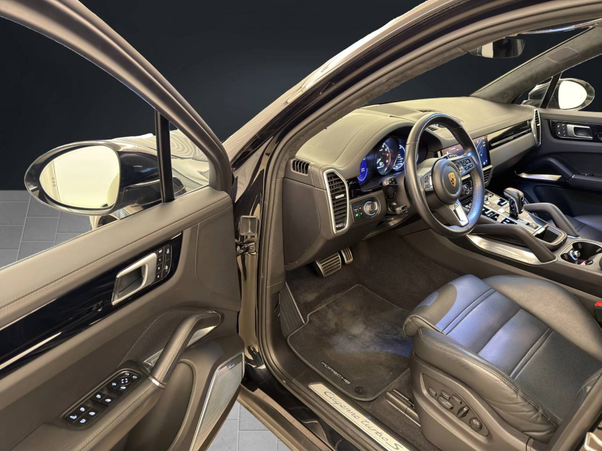 PORSCHE Cayenne Turbo S E-Hybrid-image-3