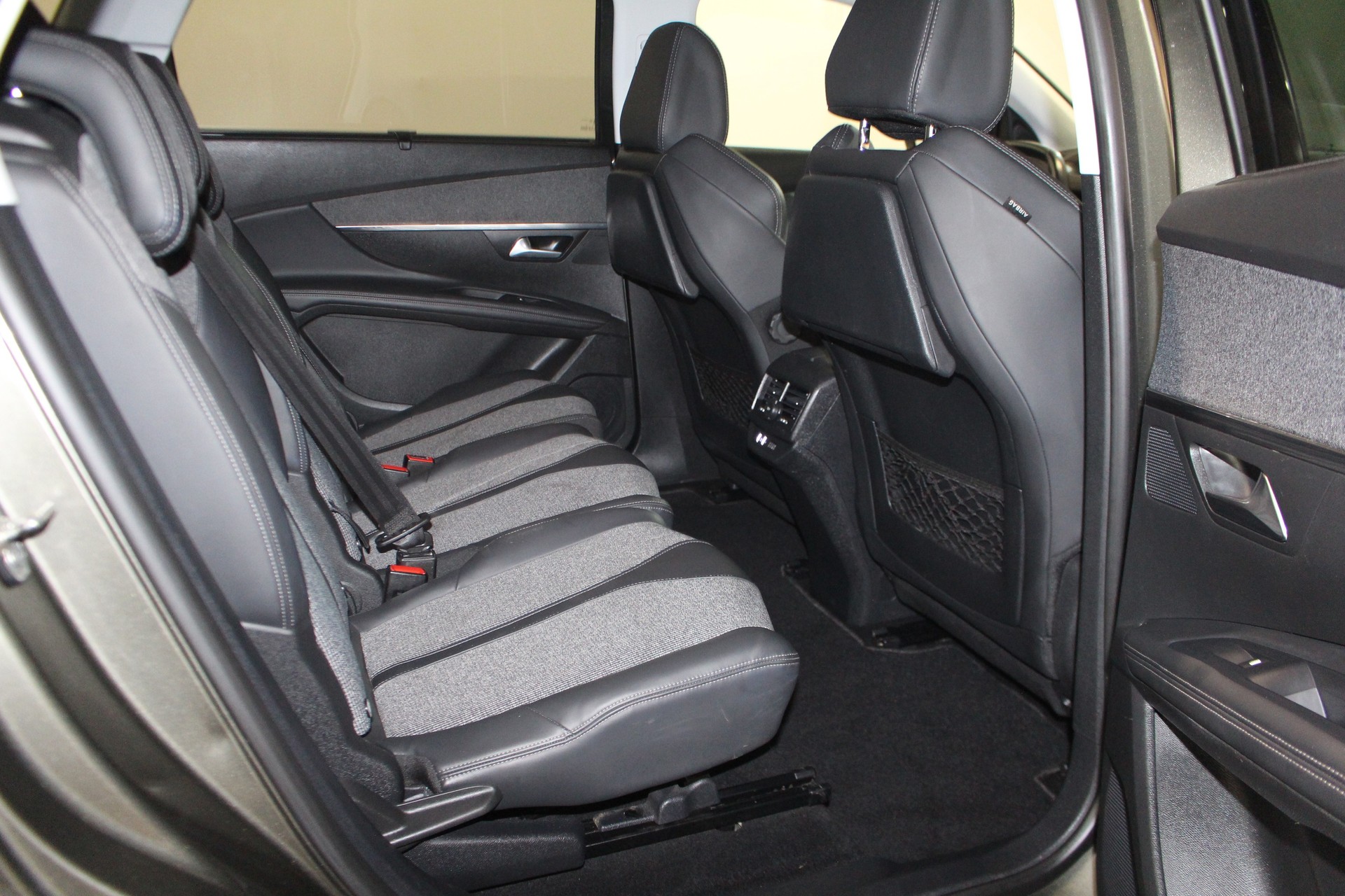 PEUGEOT 5008 1.2 PureTech Allure-image-11