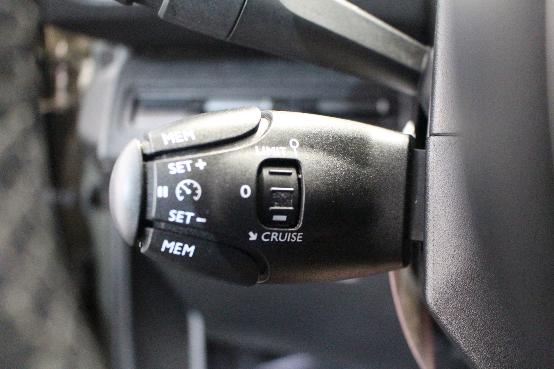 PEUGEOT 5008 1.2 PureTech Allure-image-16