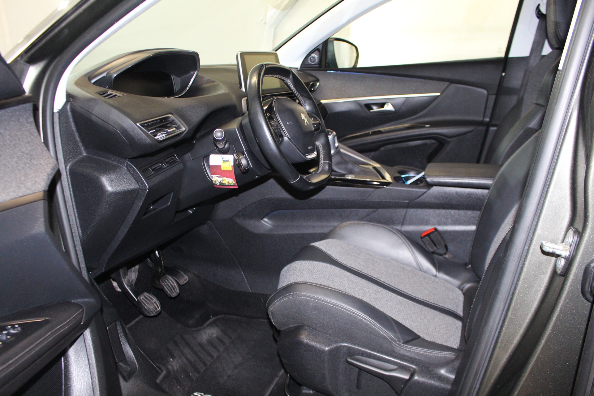 PEUGEOT 5008 1.2 PureTech Allure-image-6