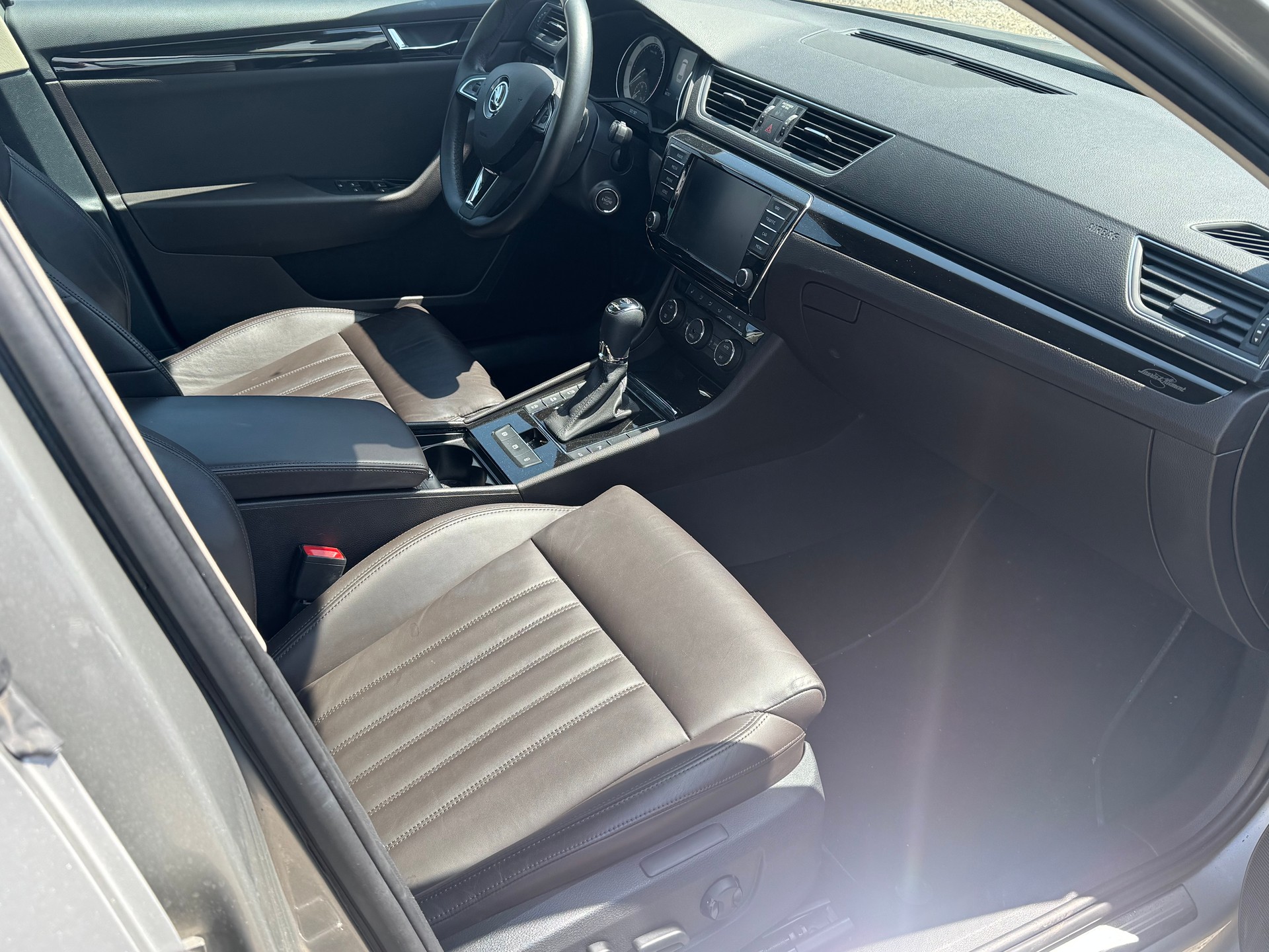 SKODA Superb Combi 2.0 TDi L&K DSG-image-3