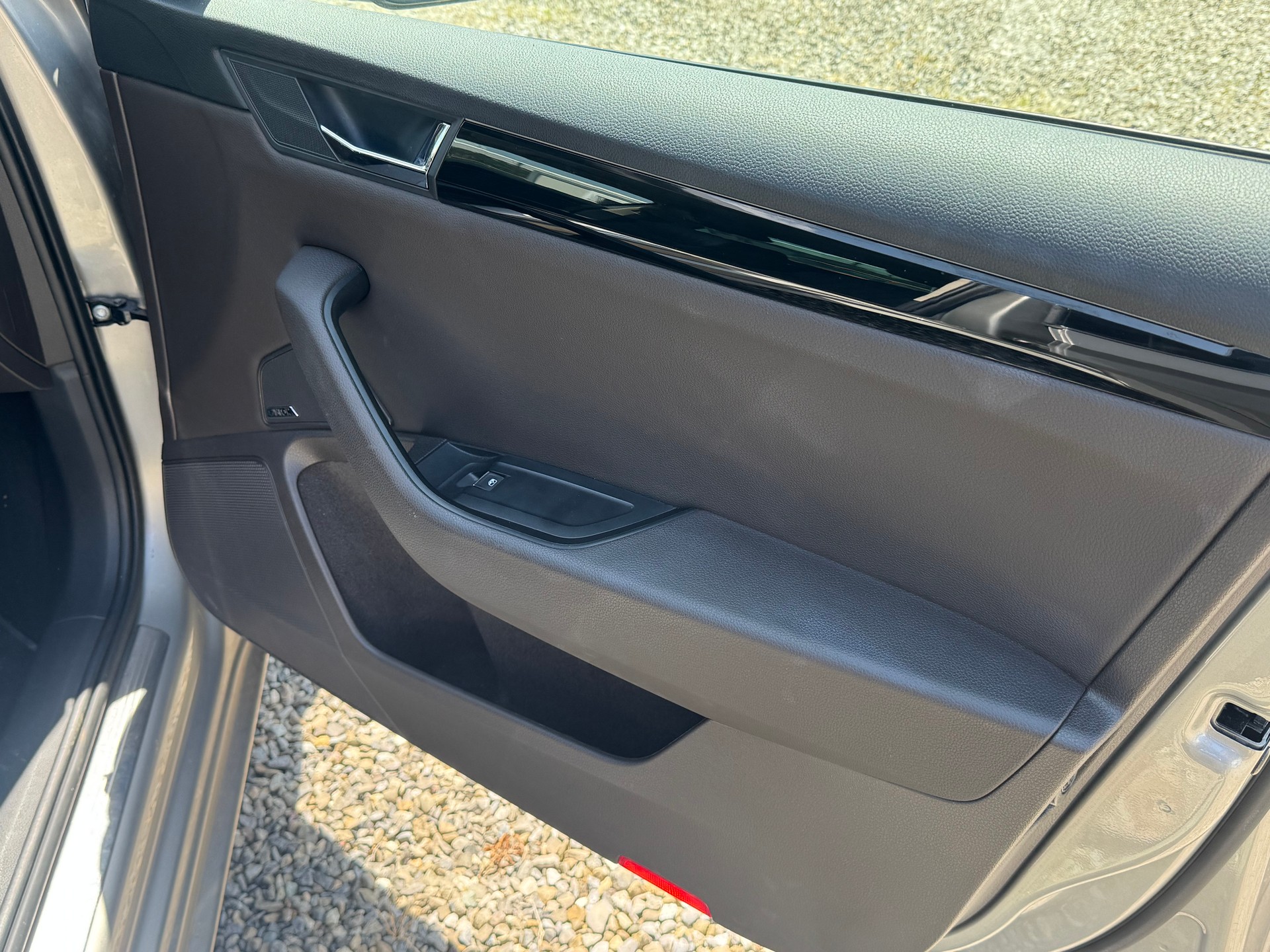 SKODA Superb Combi 2.0 TDi L&K DSG-image-4