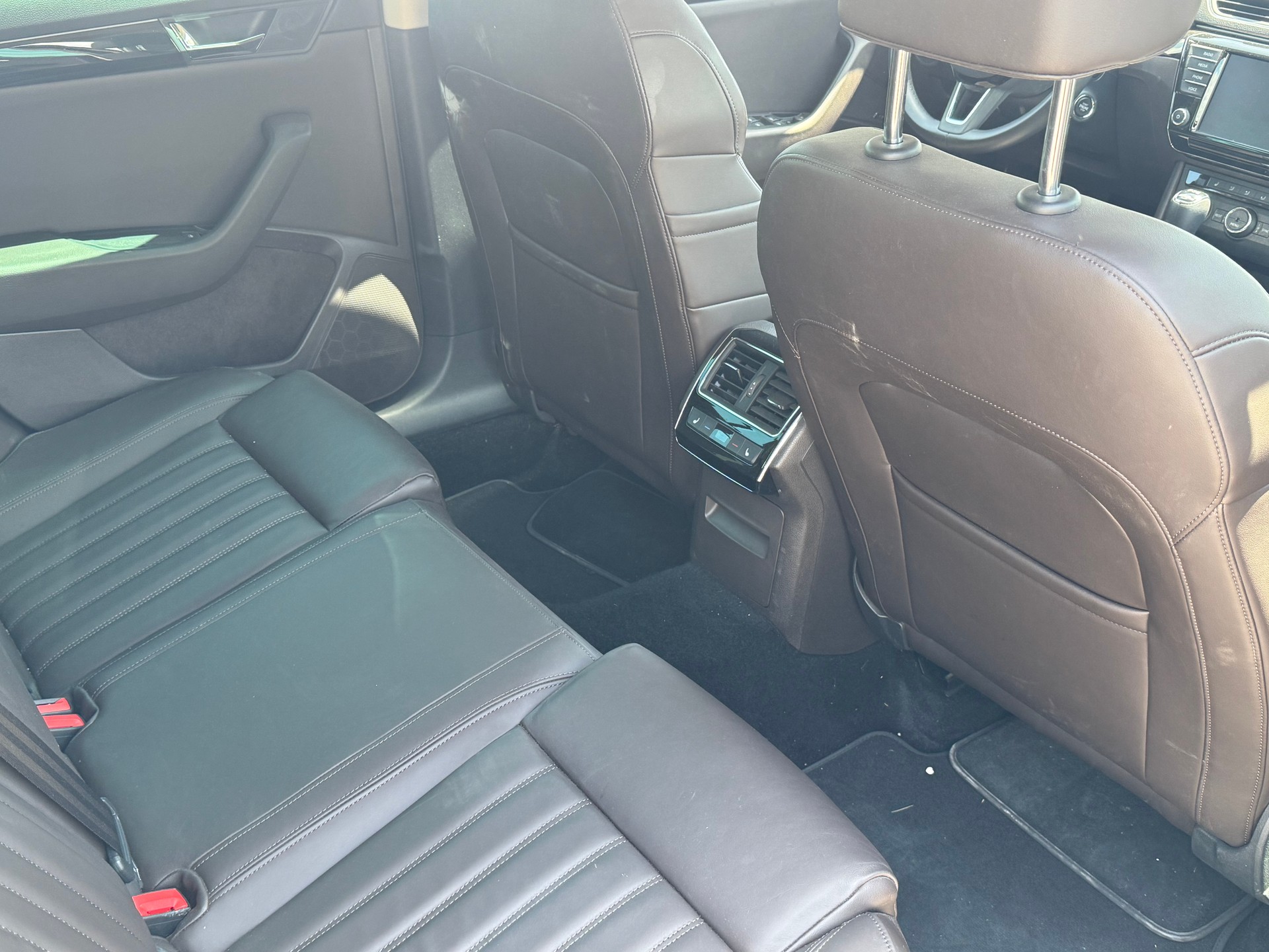 SKODA Superb Combi 2.0 TDi L&K DSG-image-5