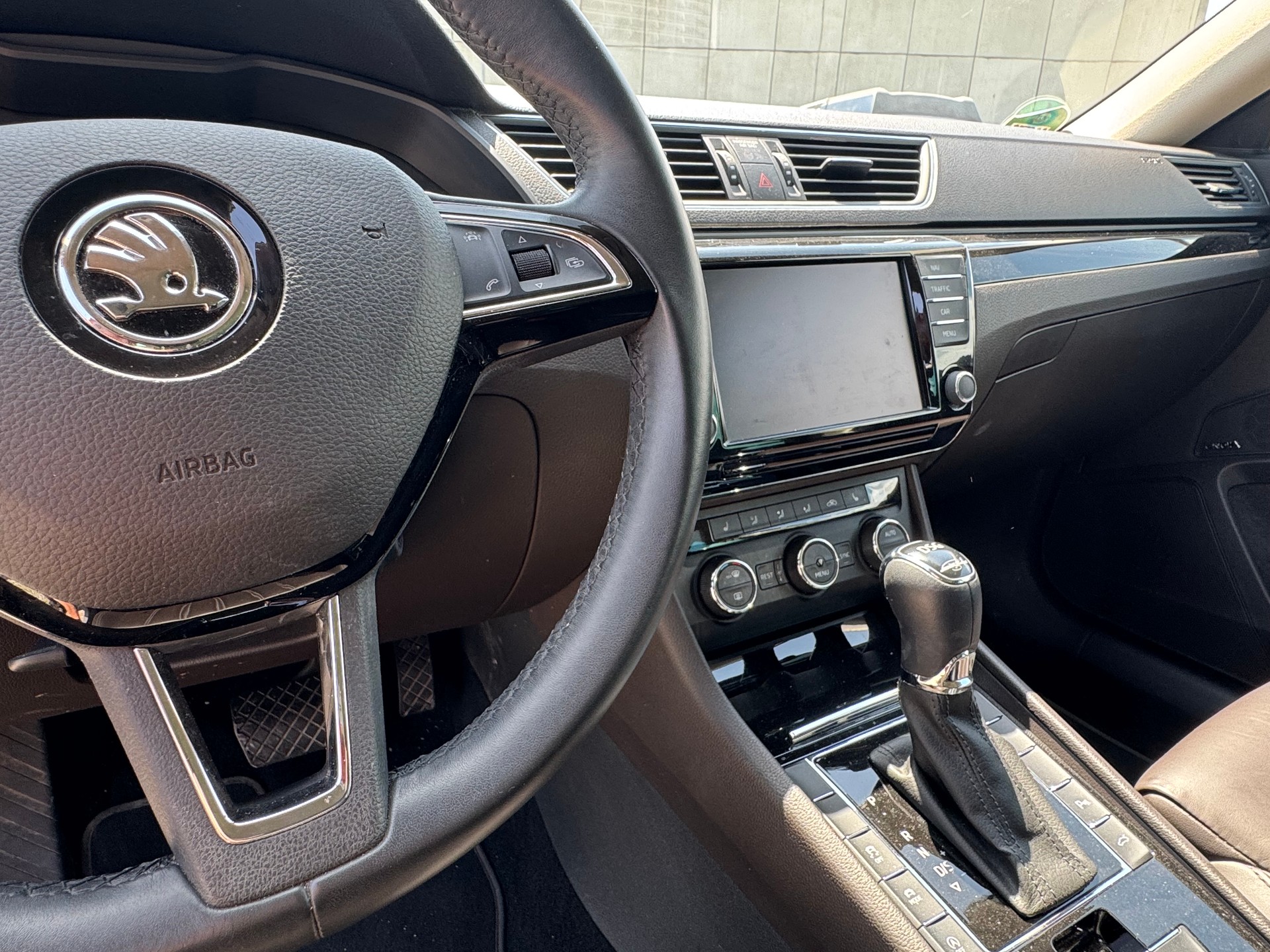 SKODA Superb Combi 2.0 TDi L&K DSG-image-8