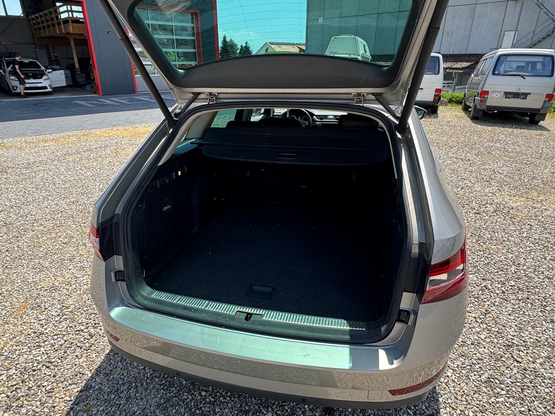 SKODA Superb Combi 2.0 TDi L&K DSG-image-9