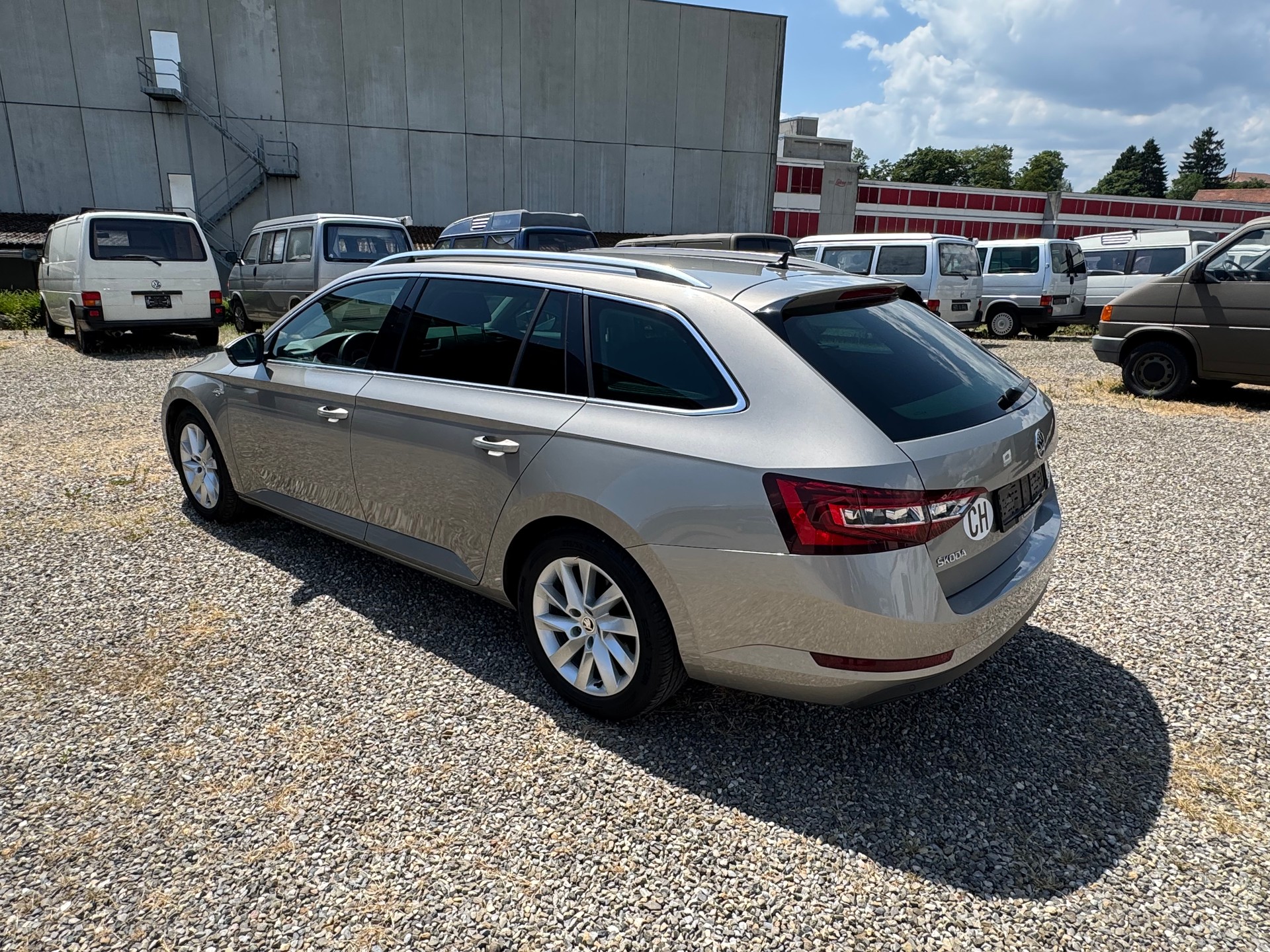 SKODA Superb Combi 2.0 TDi L&K DSG-image-2