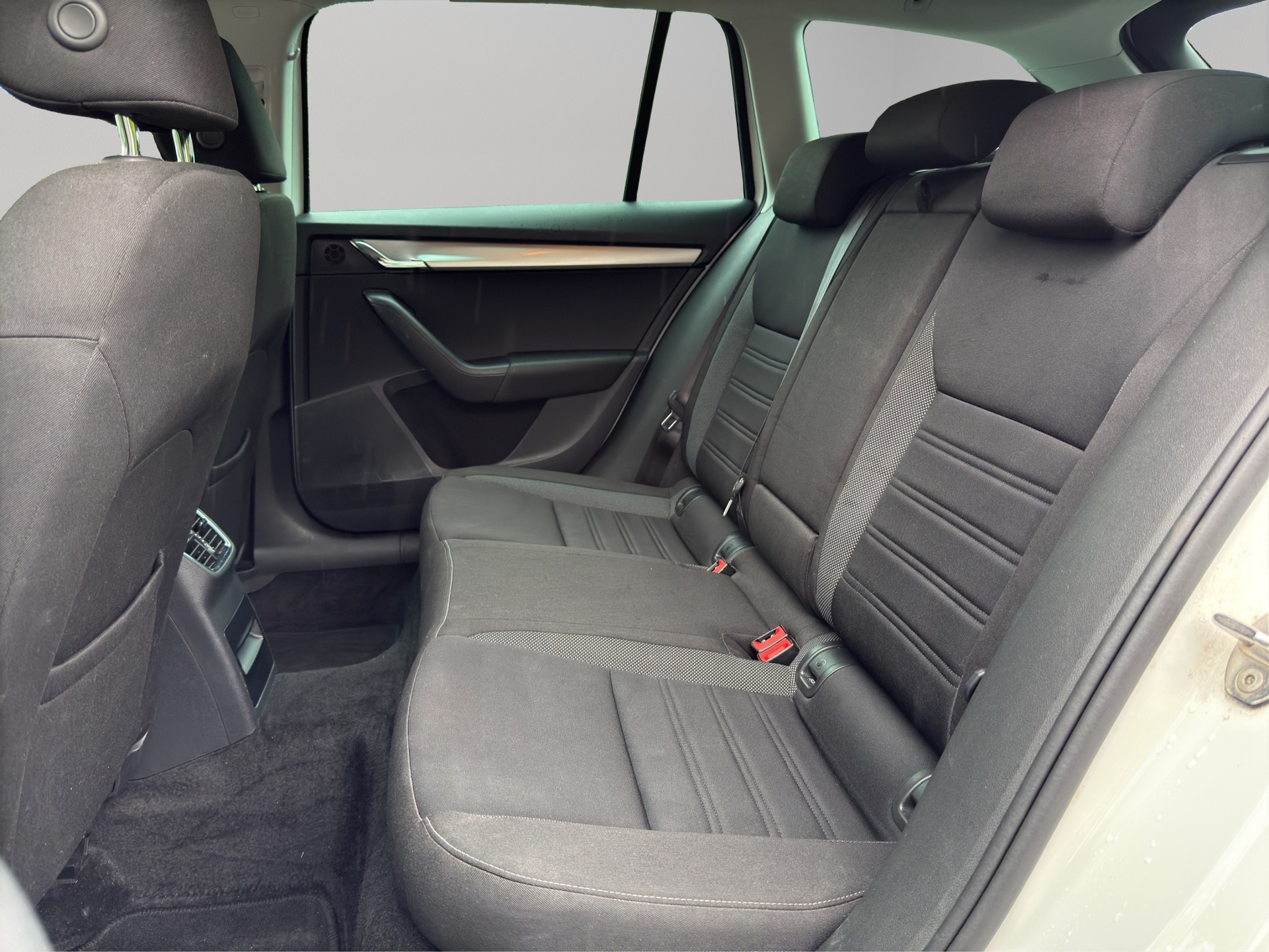 SKODA Octavia Combi 2.0 TDI Ambition 4x4 DSG-image-17