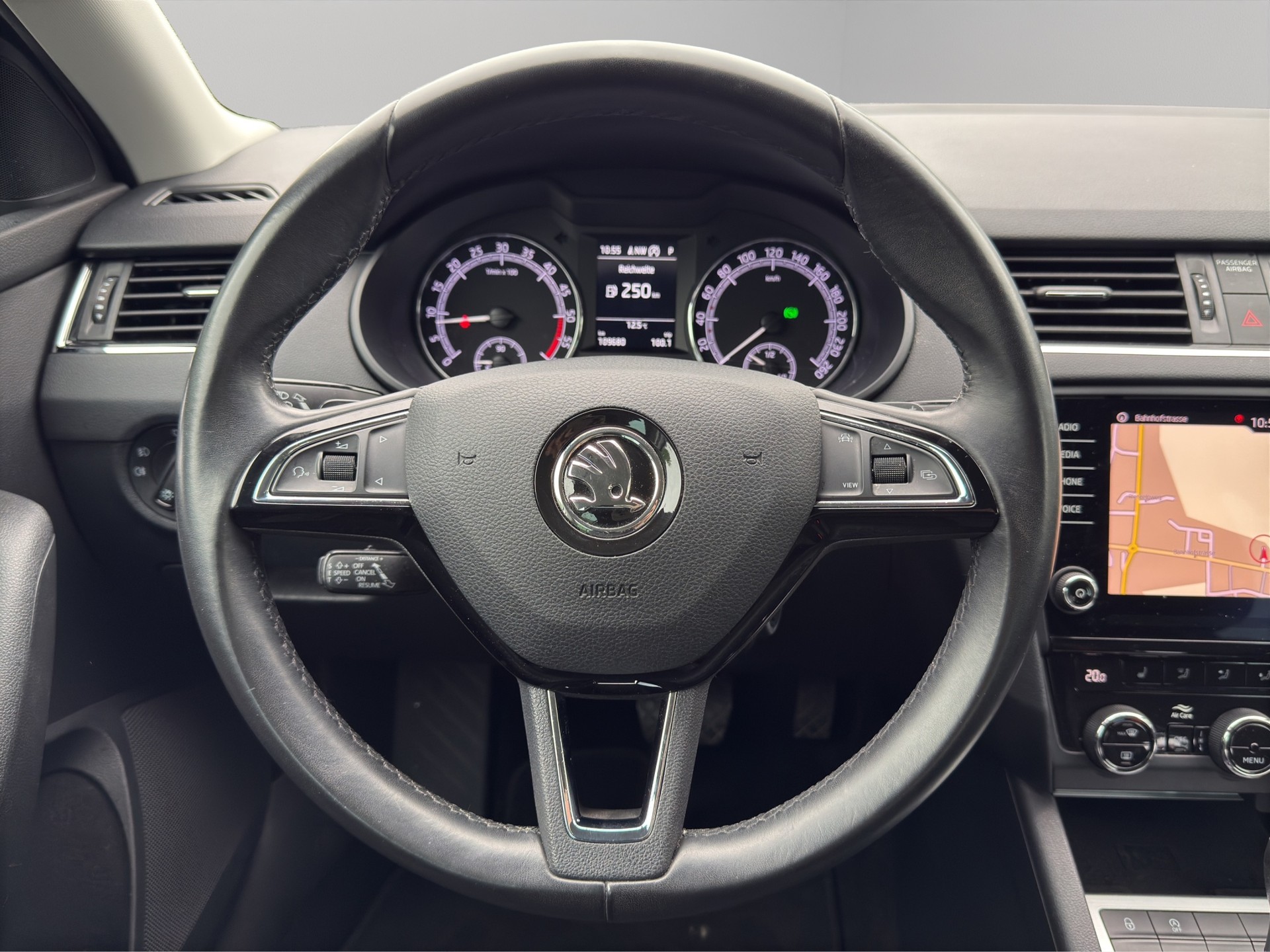 SKODA Octavia Combi 2.0 TDI Ambition 4x4 DSG-image-16