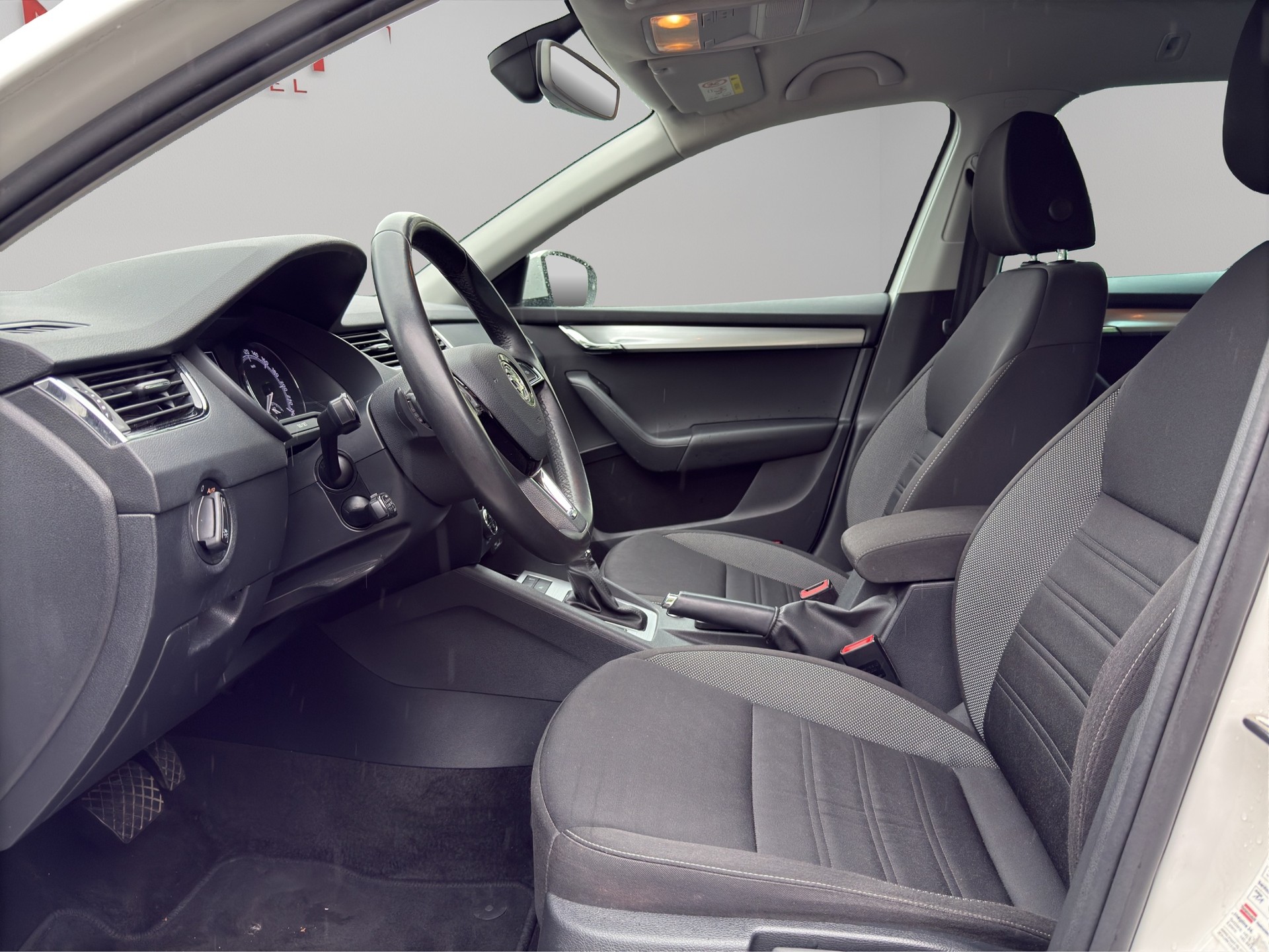 SKODA Octavia Combi 2.0 TDI Ambition 4x4 DSG-image-14