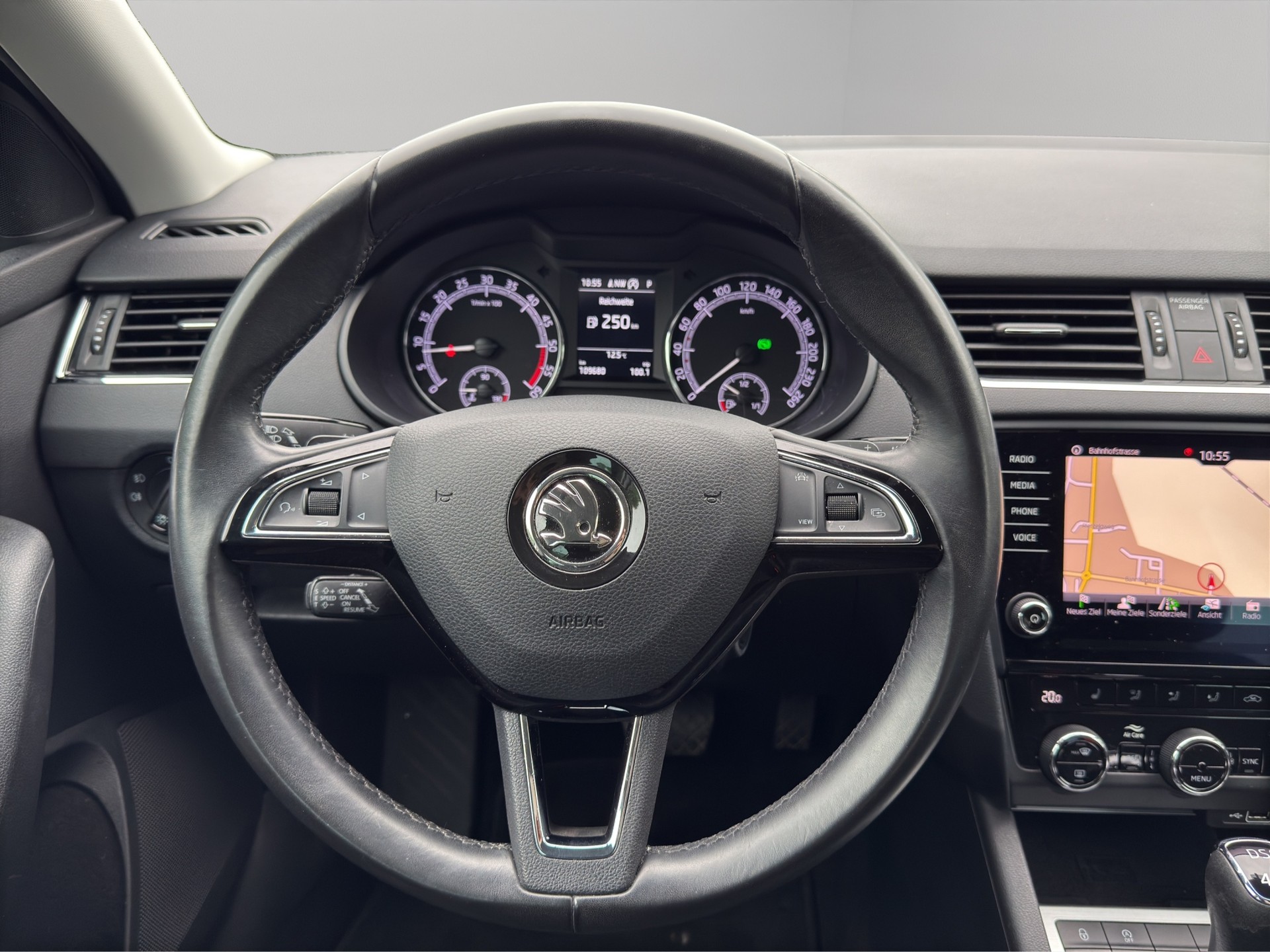 SKODA Octavia Combi 2.0 TDI Ambition 4x4 DSG-image-15