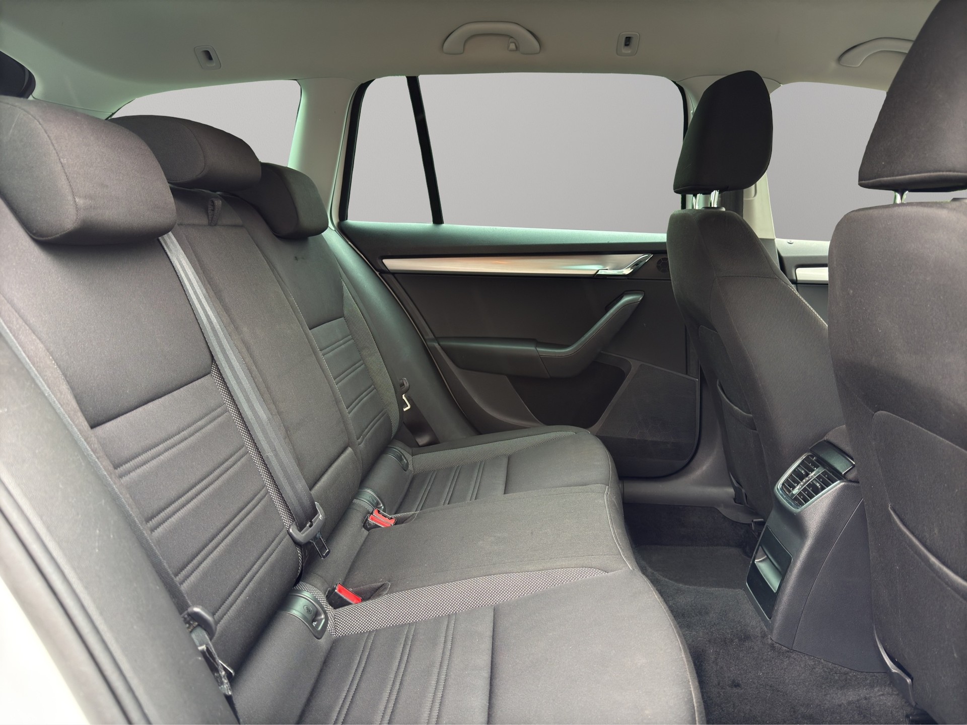 SKODA Octavia Combi 2.0 TDI Ambition 4x4 DSG-image-22