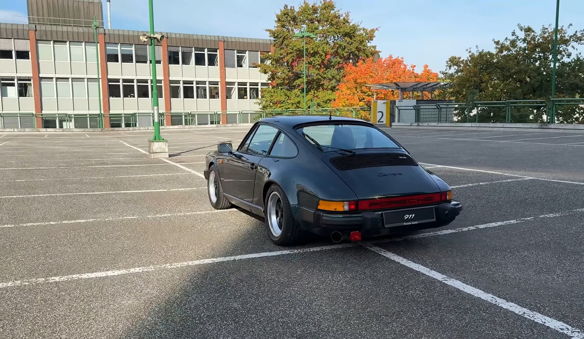 PORSCHE Carrera 3.2 Moosgrün-showroom-element-2