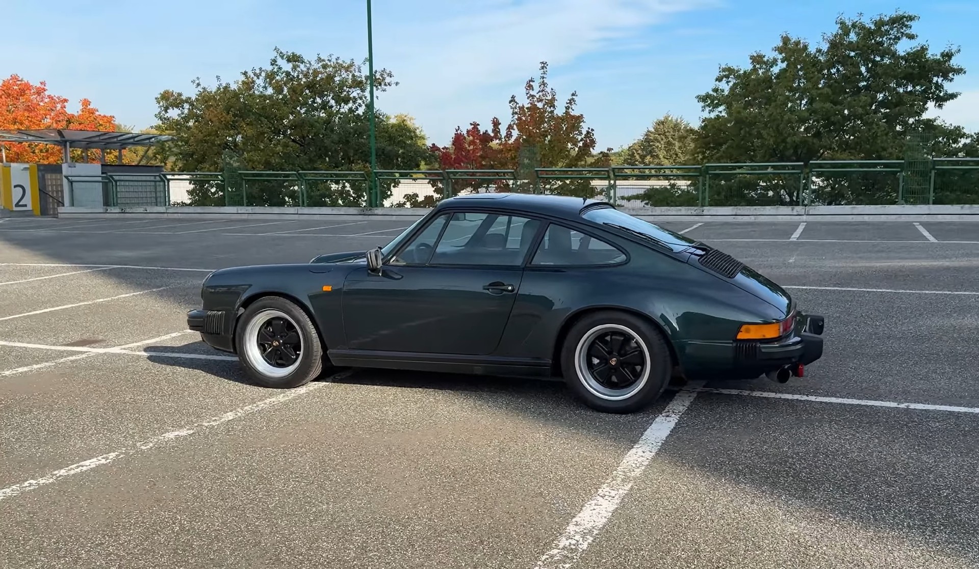 PORSCHE Carrera 3.2 Moosgrün-showroom-element-3