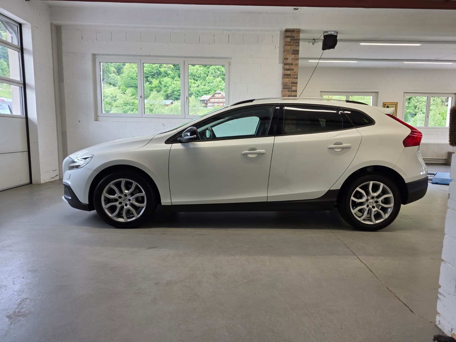 VOLVO V40 D4 Momentum Geartronic-image-2