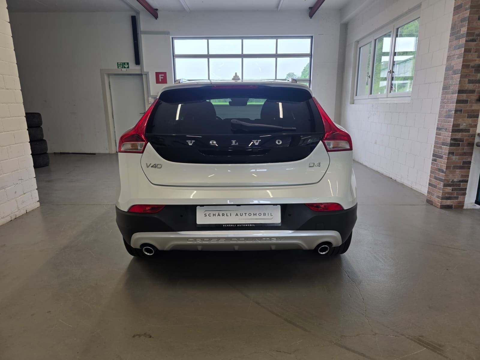 VOLVO V40 D4 Momentum Geartronic-image-5