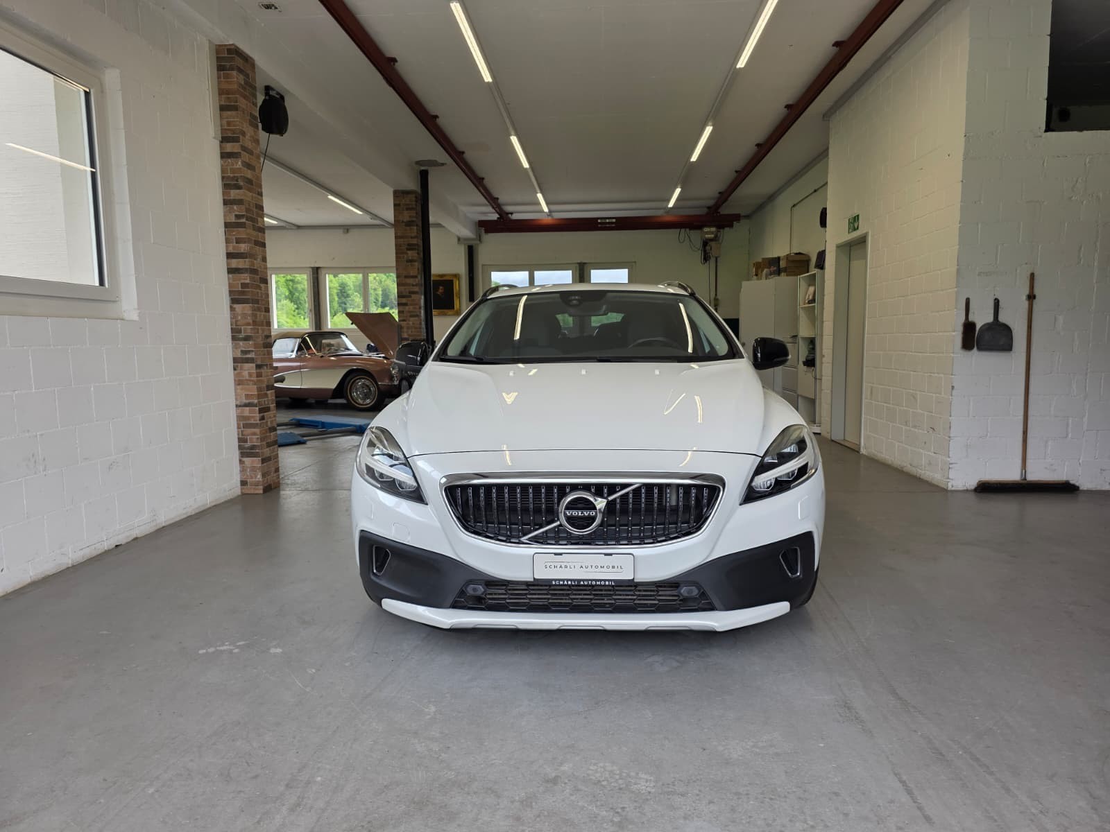VOLVO V40 D4 Momentum Geartronic-image-0