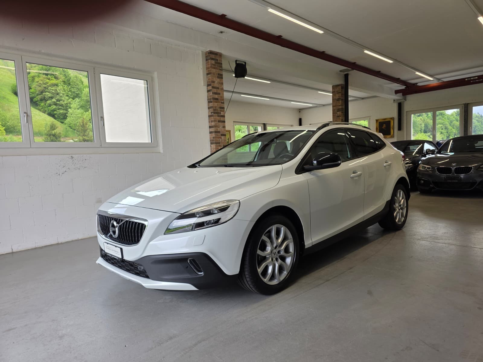 VOLVO V40 D4 Momentum Geartronic-image-1