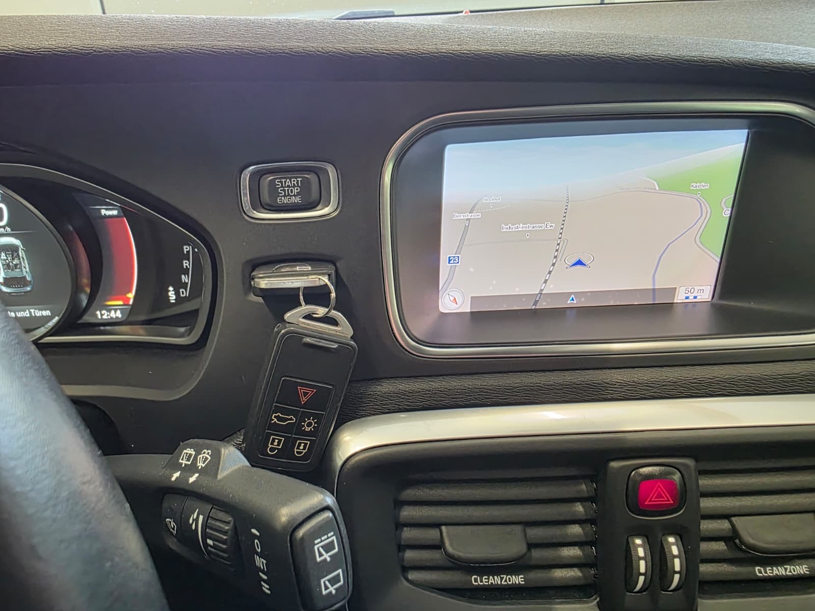 VOLVO V40 D4 Momentum Geartronic-image-9