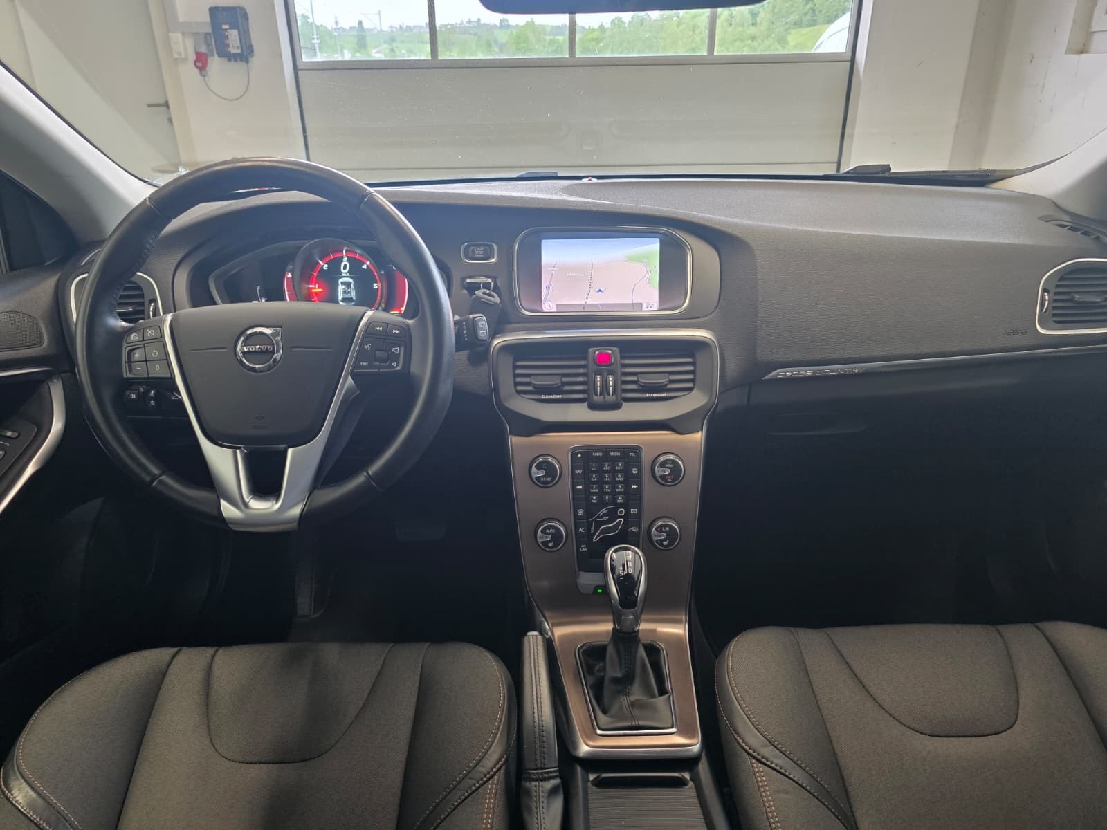 VOLVO V40 D4 Momentum Geartronic-image-8