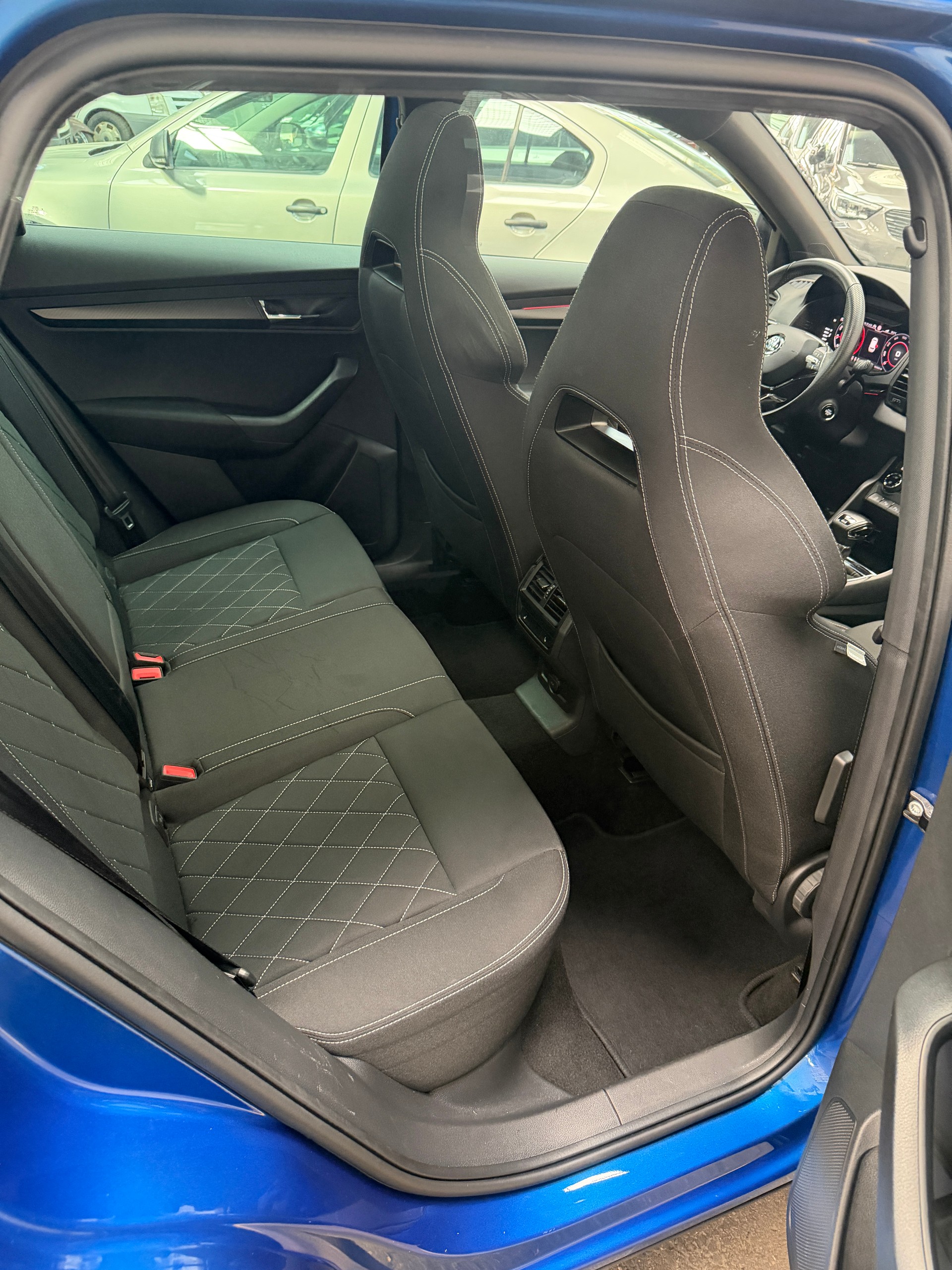 SKODA Karoq 2.0 TDI CR SportLine 4x4 DSG-image-9