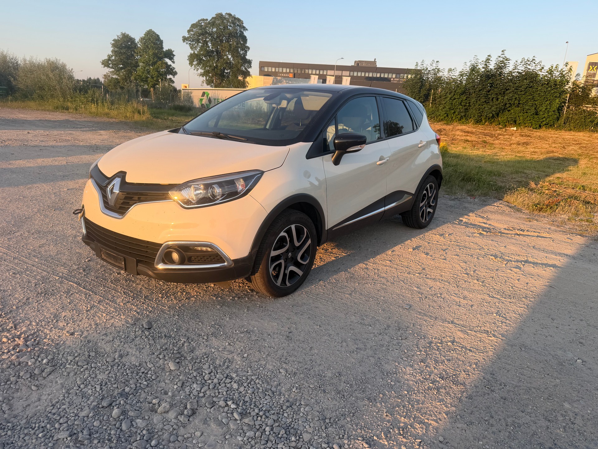RENAULT Captur 1.2 T 16V Privilège EDC-image-3