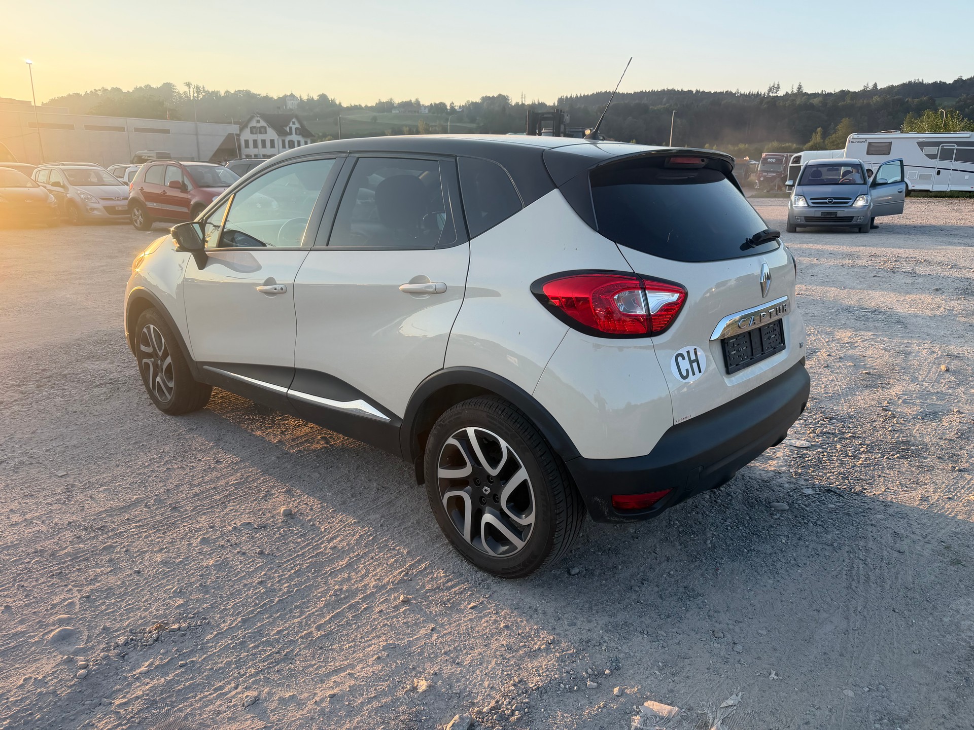 RENAULT Captur 1.2 T 16V Privilège EDC-image-2