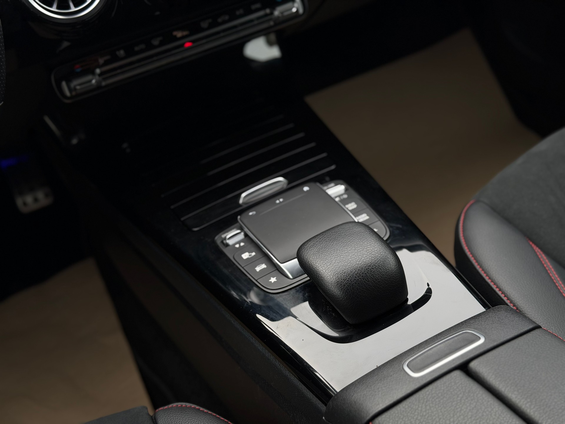 MERCEDES-BENZ A 200 AMG Line 7G-DCT-image-17