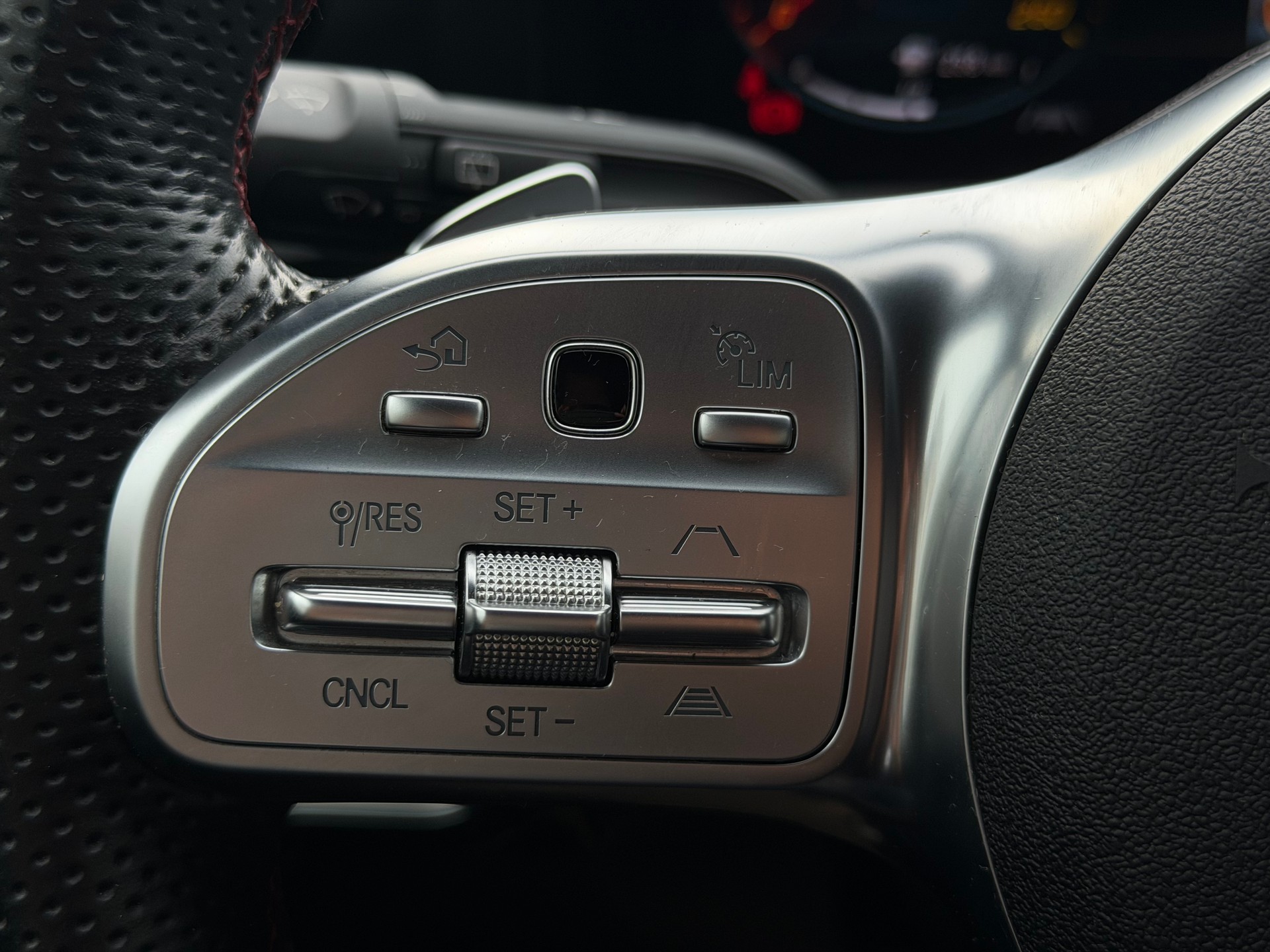 MERCEDES-BENZ A 200 AMG Line 7G-DCT-image-16