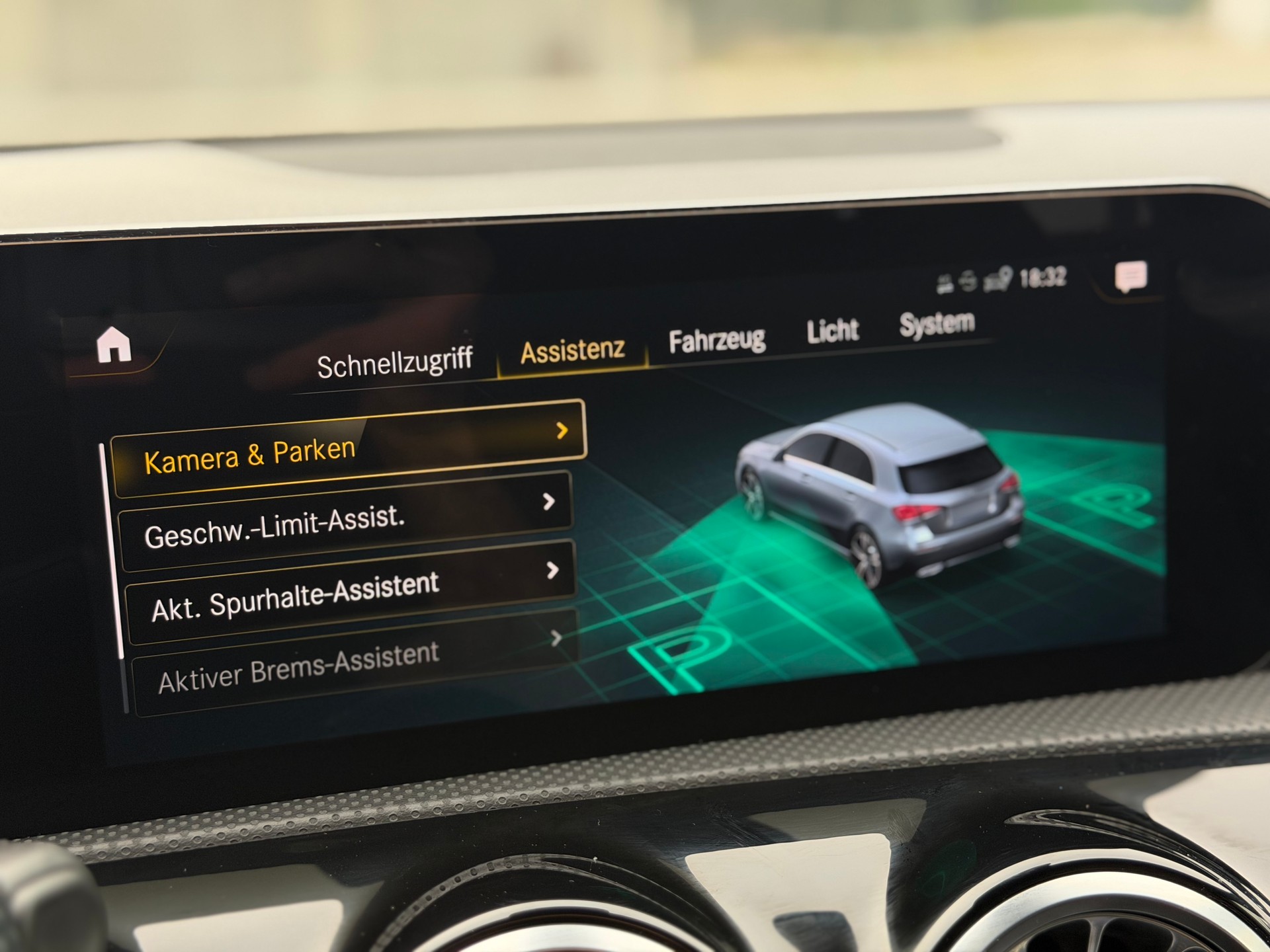 MERCEDES-BENZ A 200 AMG Line 7G-DCT-image-22