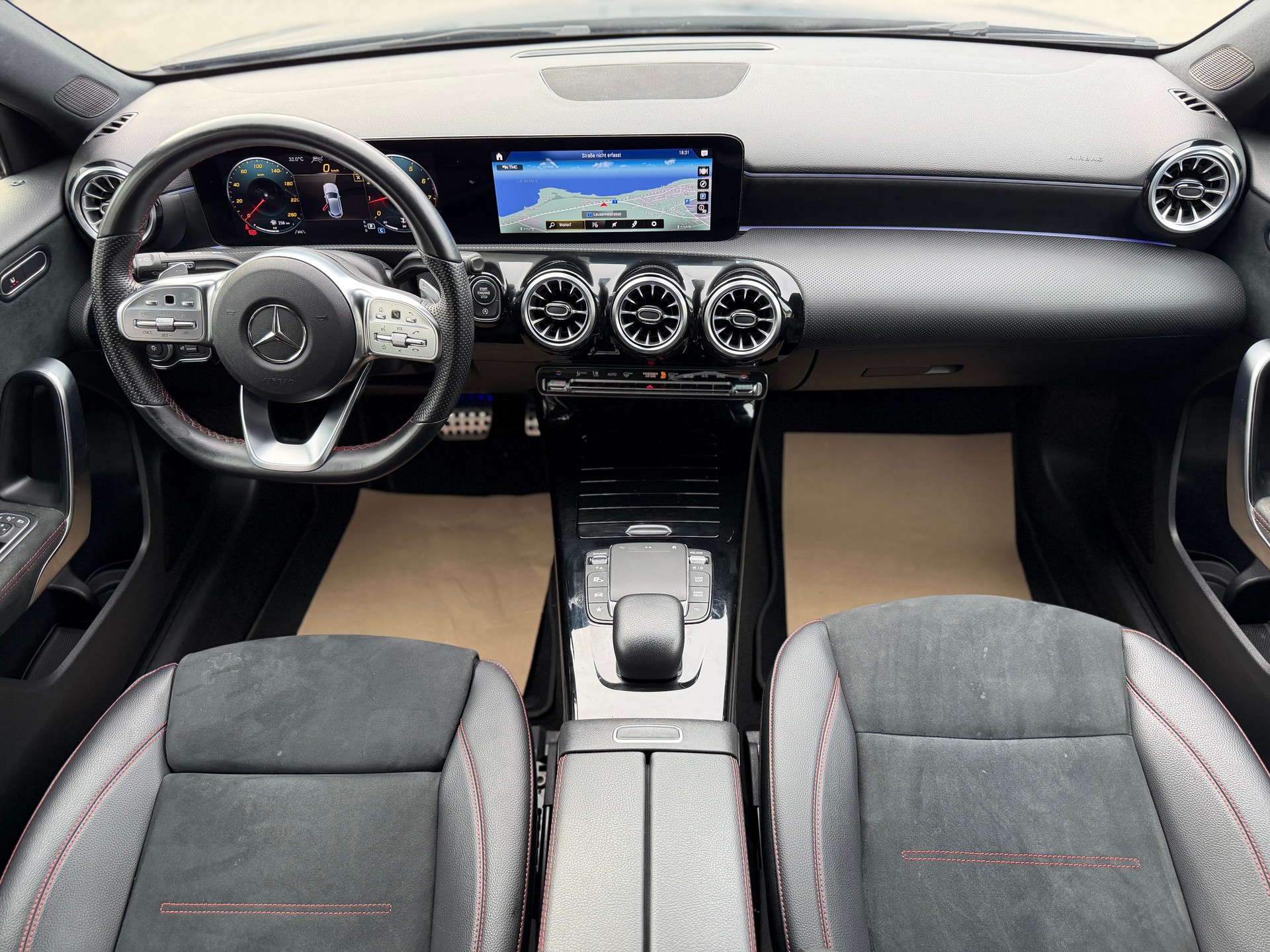 MERCEDES-BENZ A 200 AMG Line 7G-DCT-image-11