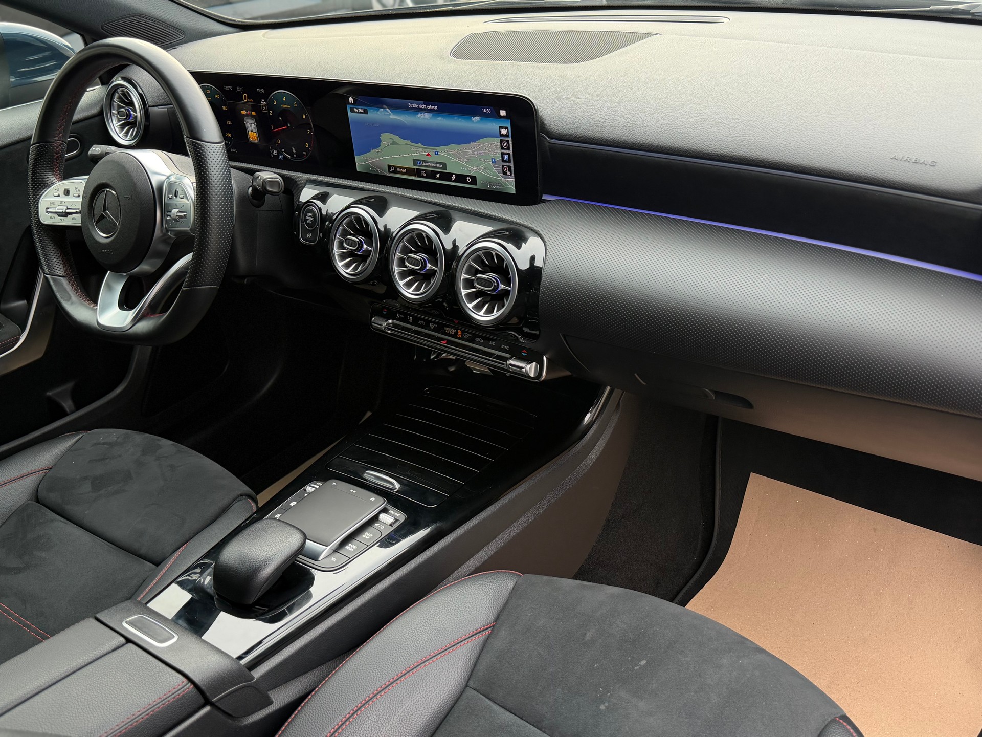MERCEDES-BENZ A 200 AMG Line 7G-DCT-image-14