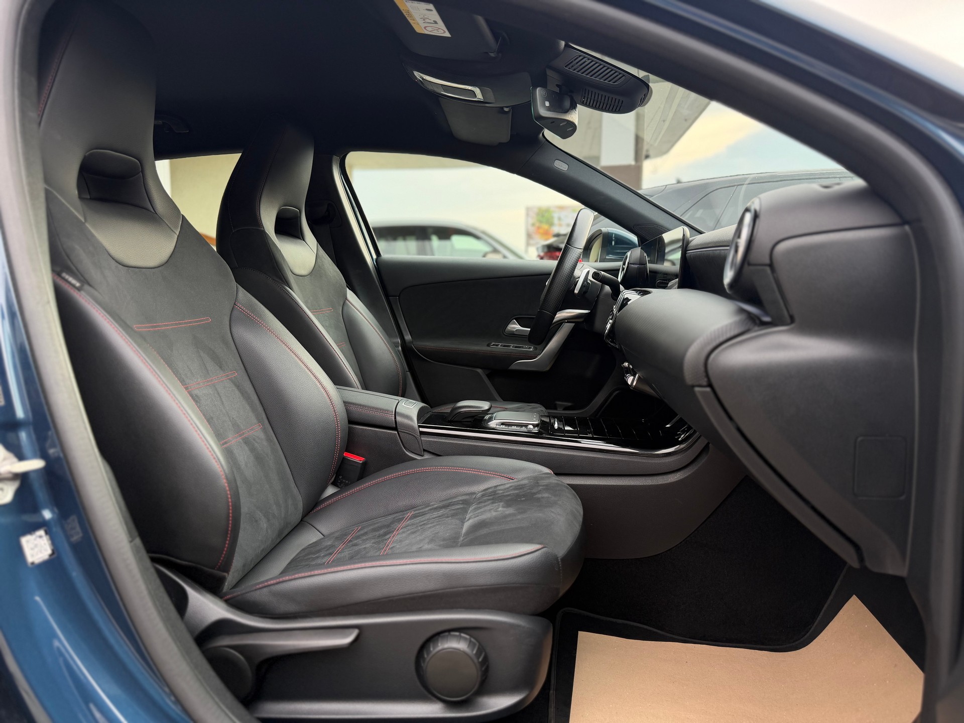 MERCEDES-BENZ A 200 AMG Line 7G-DCT-image-13