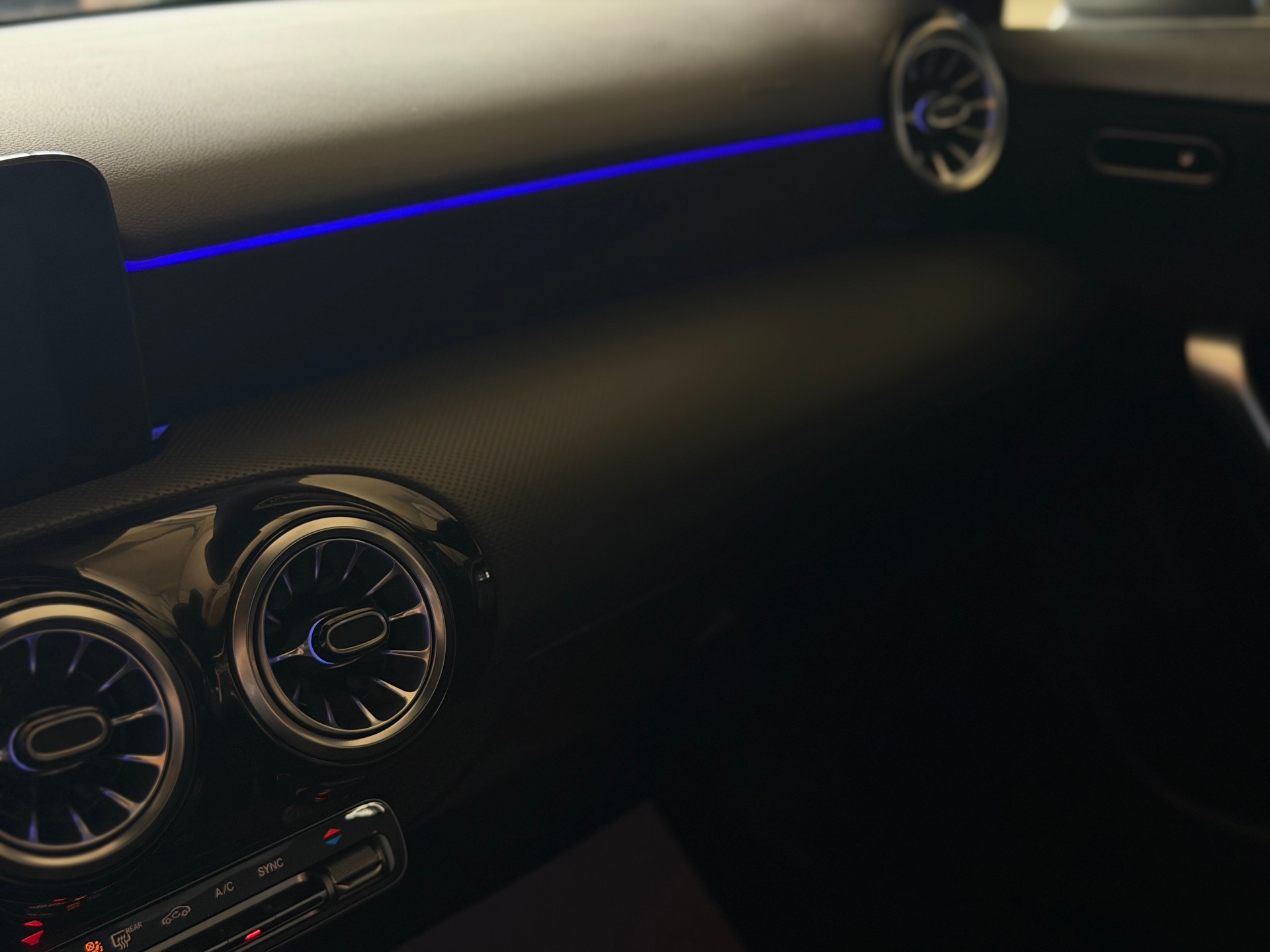 MERCEDES-BENZ A 200 AMG Line 7G-DCT-image-23
