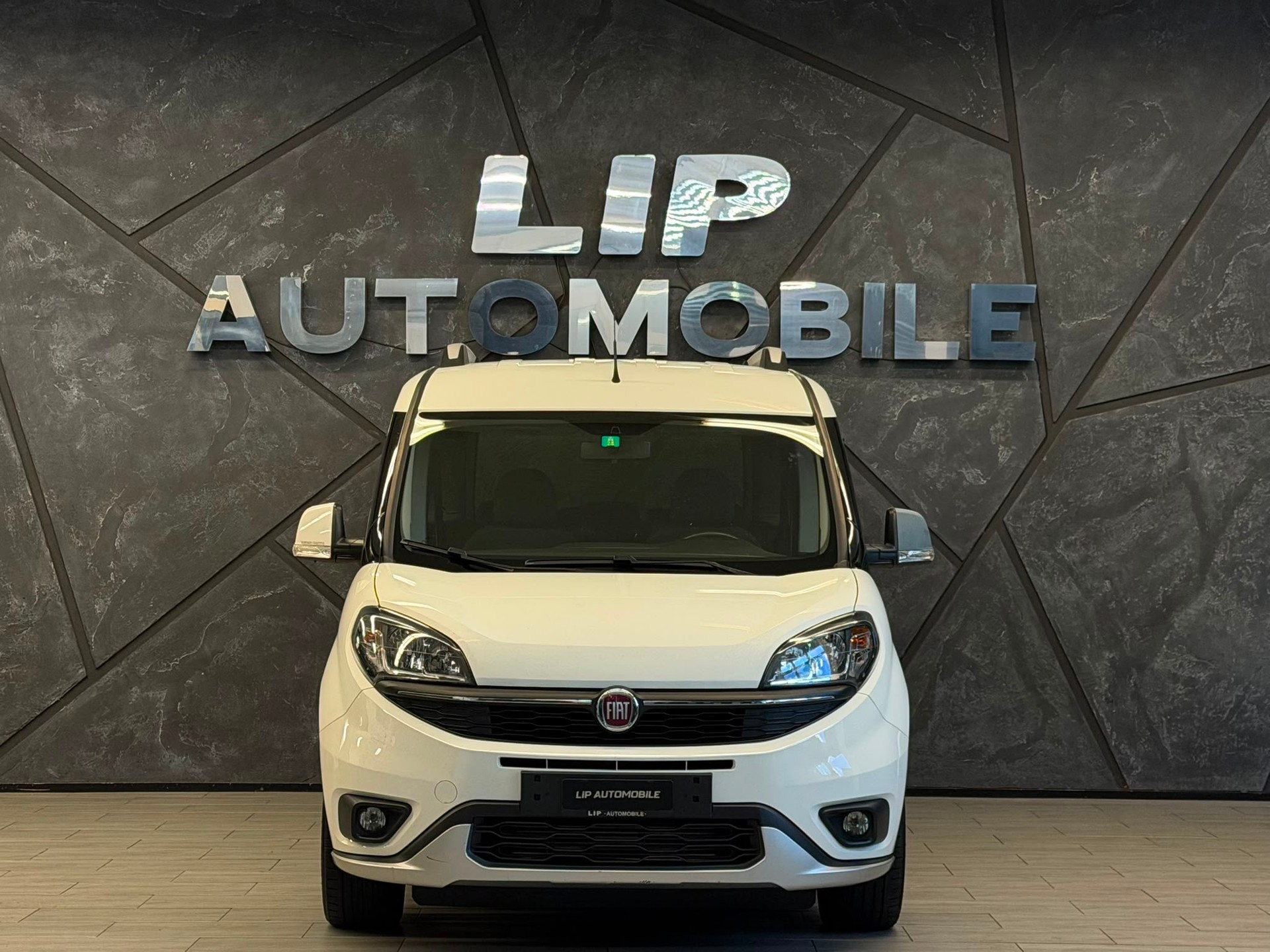 FIAT Doblò 1.6 Multi Jet Trekking-image-1