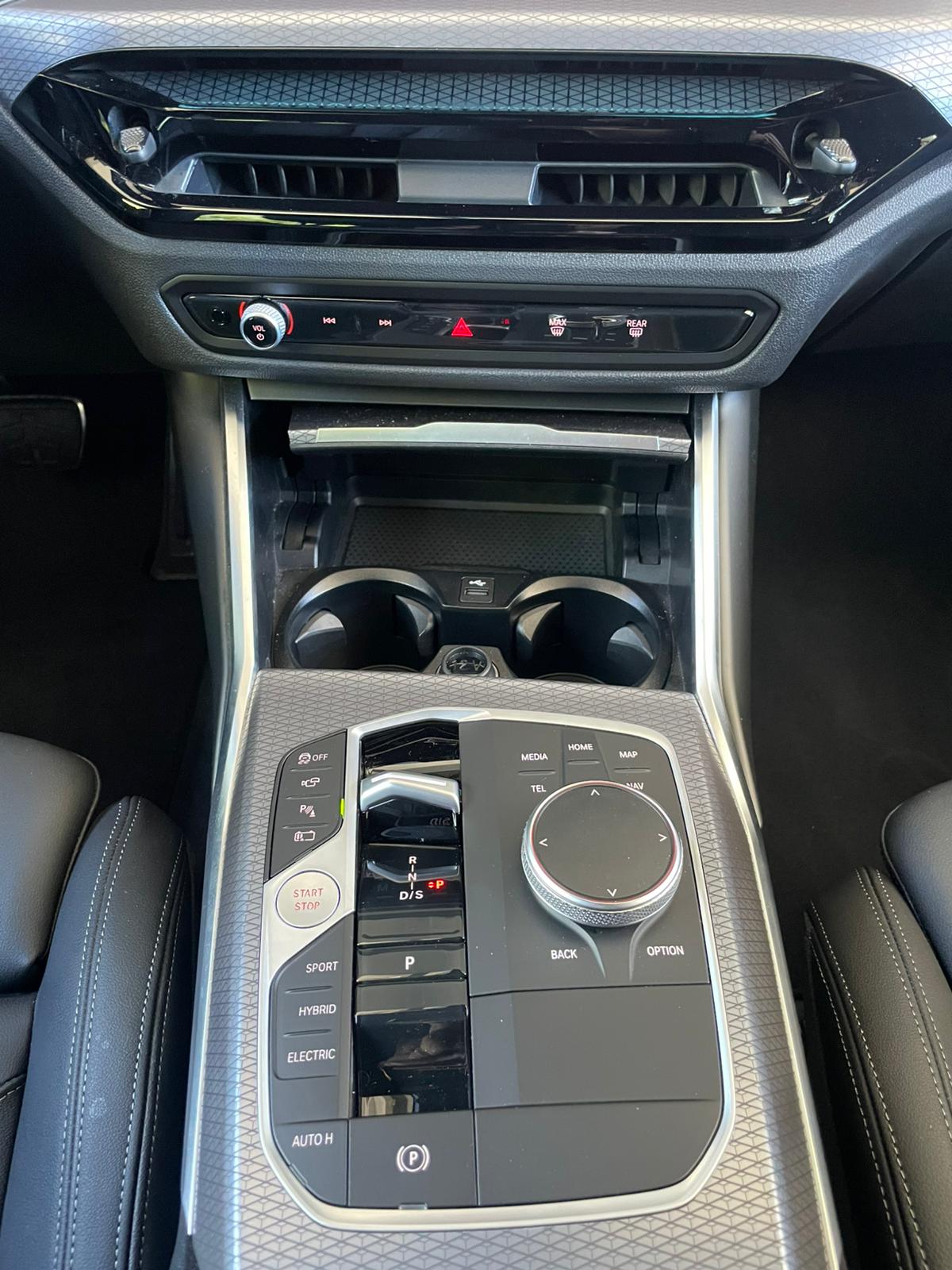 BMW 330e xDrive SAG Touring-image-10