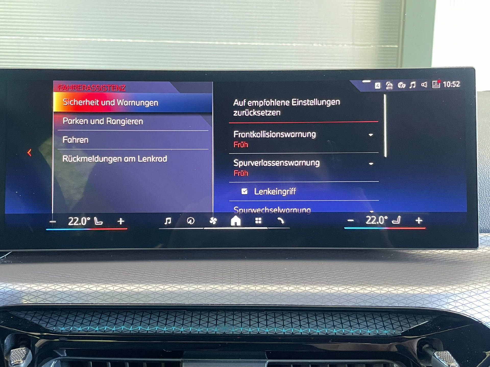 BMW 330e xDrive SAG Touring-image-12