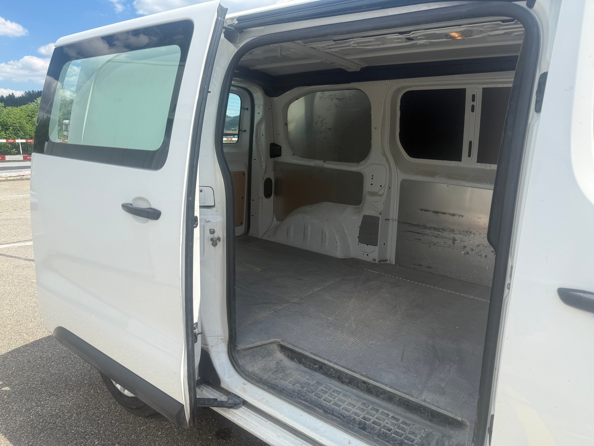 PEUGEOT Expert 2.0 BlueHDi 120 Allure Standard-image-9