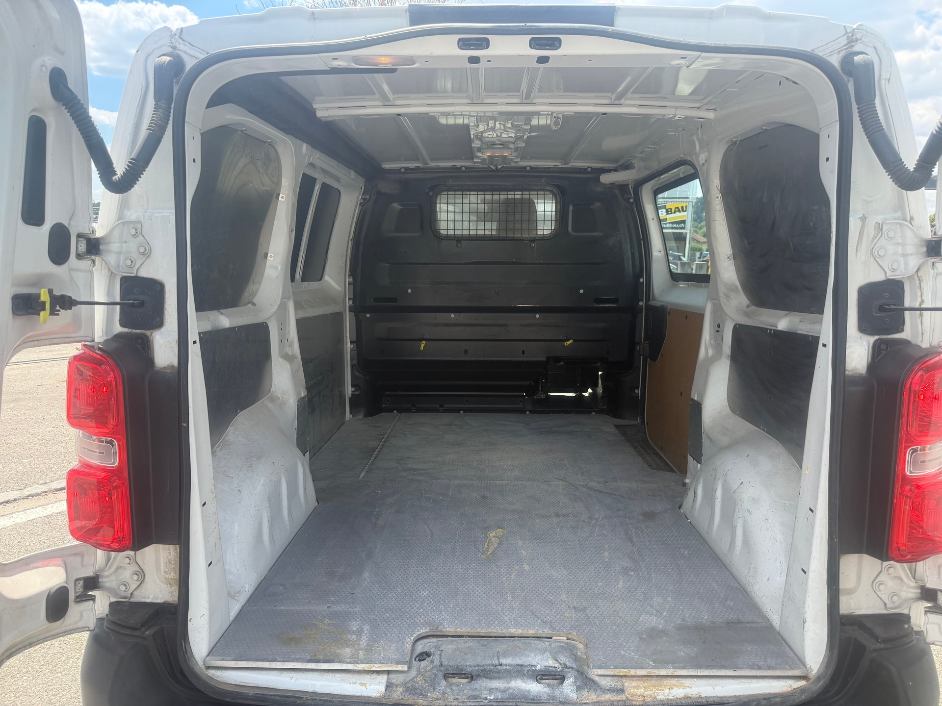 PEUGEOT Expert 2.0 BlueHDi 120 Allure Standard-image-8