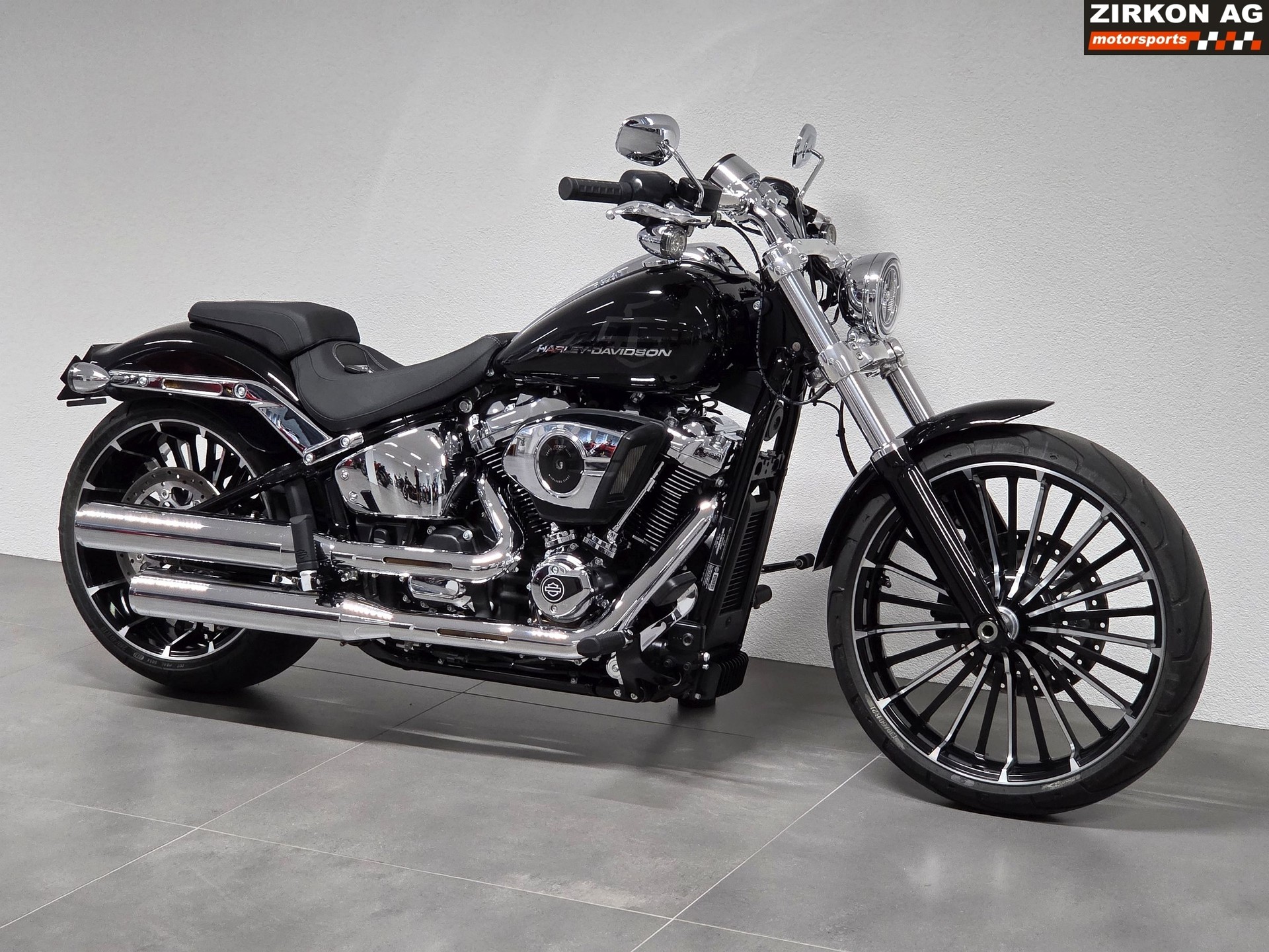 HARLEY-DAVIDSON FXBR Breakout 117ci-showroom-element-1