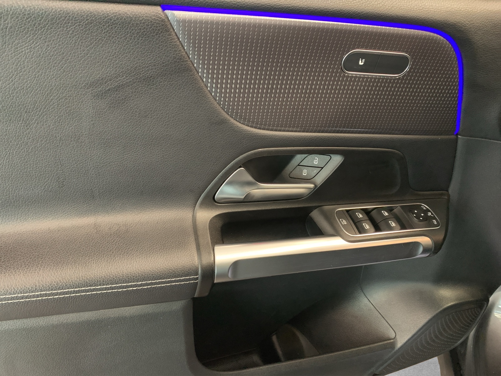 MERCEDES-BENZ GLB 200 Progressive 4M-image-9