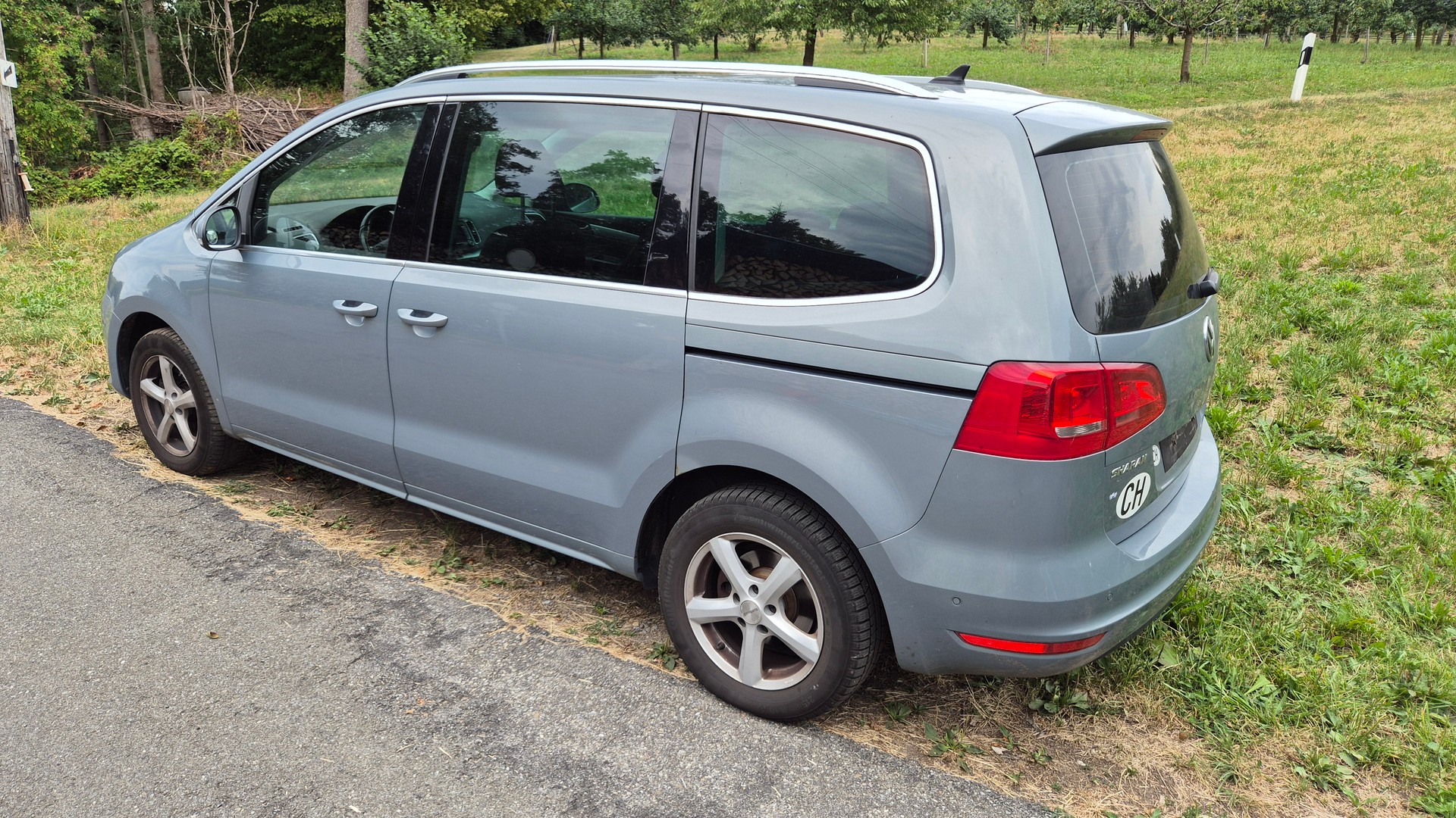 VW Sharan 2.0 TDI BlueMotion Technology Trendline DSG-image-2