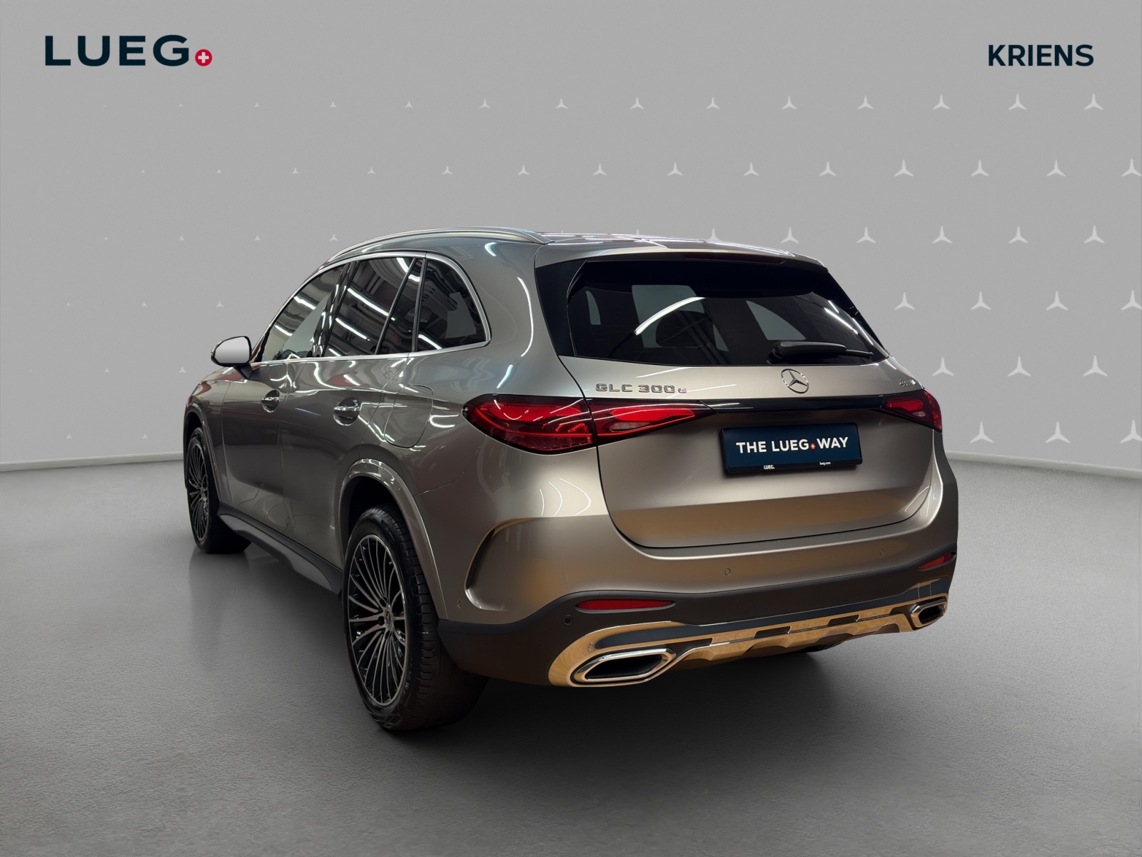 MERCEDES-BENZ GLC 300 e 4M - AMG / DISTRONIC / 360 Grad Kamera / Head-Up Display-image-4