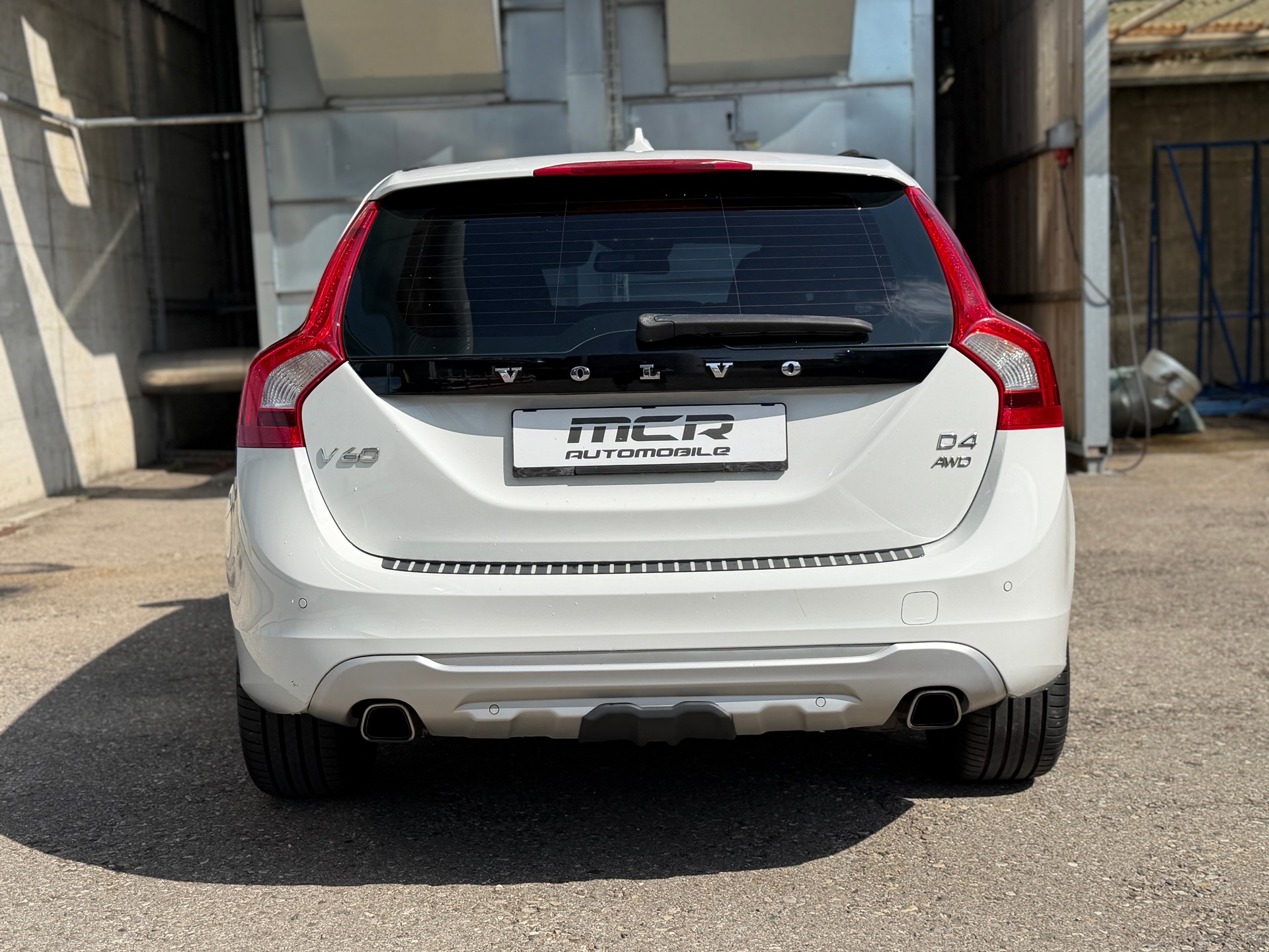 VOLVO V60 2.4 D4 Momentum AWD HEICO 239PS-image-3